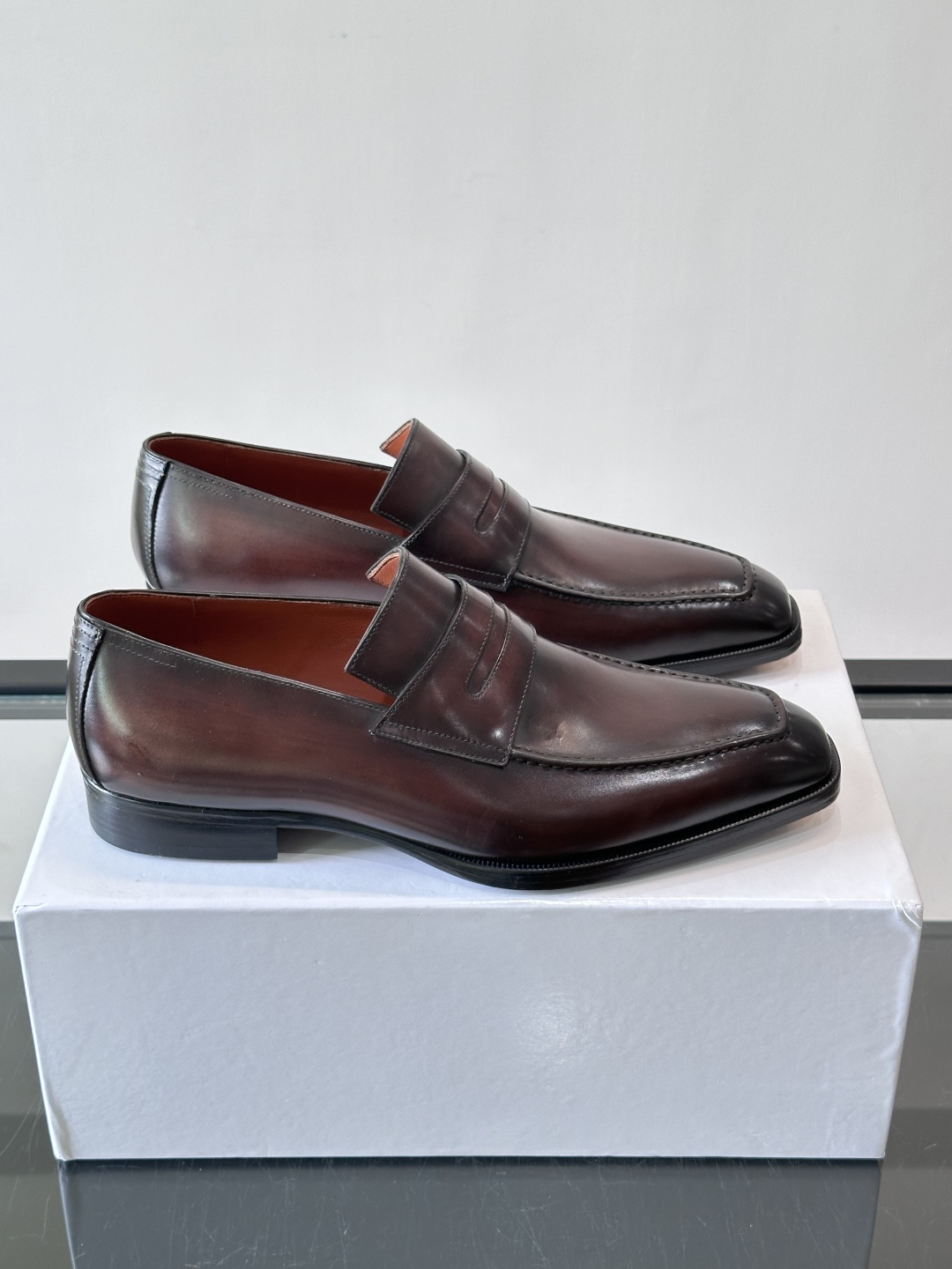 Berluti/布鲁提高端真皮大底正装皮鞋,采用进口牛皮鞋面 柔软有型,手工改色工艺,低调奢华气质,舒适透气版型,小牛皮 Berluti/布鲁提高端真皮大底正装皮鞋,采用进口牛皮鞋面 柔软有型,手工改色工艺,低调奢华气质,舒适透气版型,小牛皮