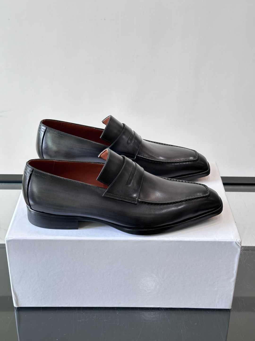 Berluti/布鲁提高端真皮大底正装皮鞋,采用进口牛皮鞋面 柔软有型,手工改色工艺,低调奢华气质,舒适透气版型,小牛皮 Berluti/布鲁提高端真皮大底正装皮鞋,采用进口牛皮鞋面 柔软有型,手工改色工艺,低调奢华气质,舒适透气版型,小牛皮