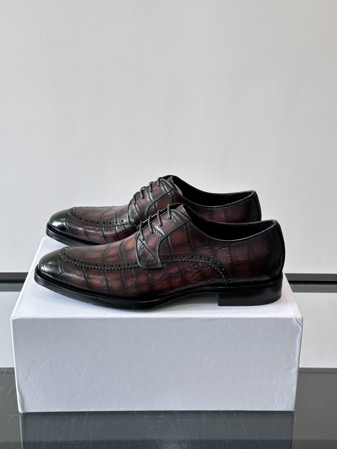 Berluti/布鲁提高端真皮大底正装皮鞋，采用进口牛皮鞋面 柔软有型，手工改色工艺，低调奢华气质，舒适透气版型，小牛皮