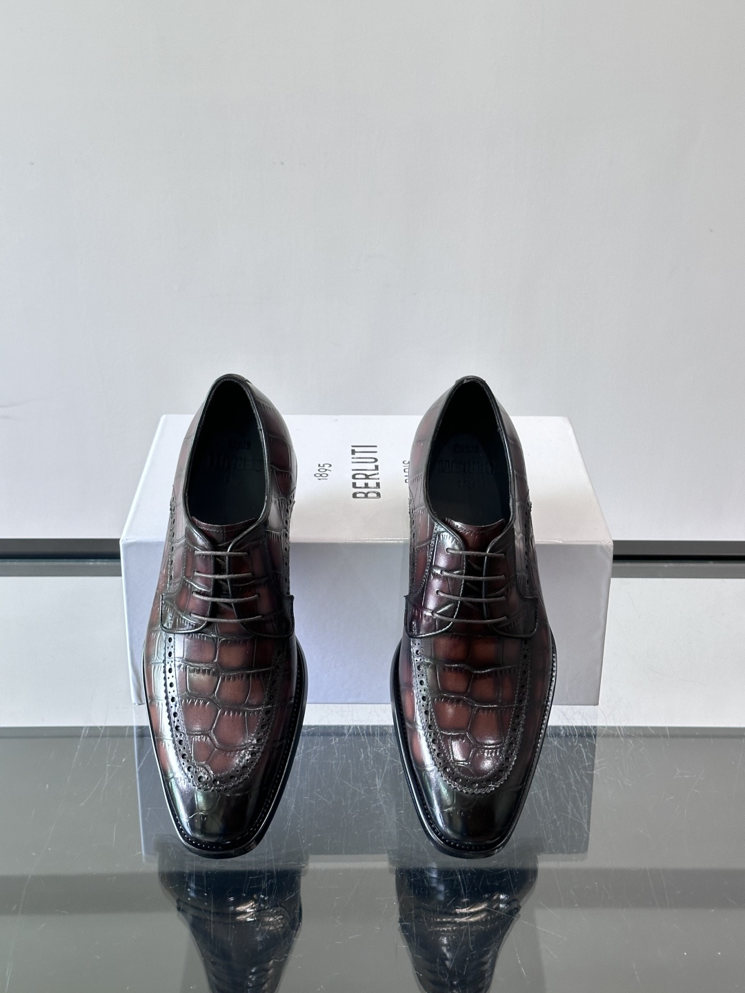 Berluti/布鲁提高端真皮大底正装皮鞋，采用进口牛皮鞋面 柔软有型，手工改色工艺，低调奢华气质，舒适透气版型，小牛皮