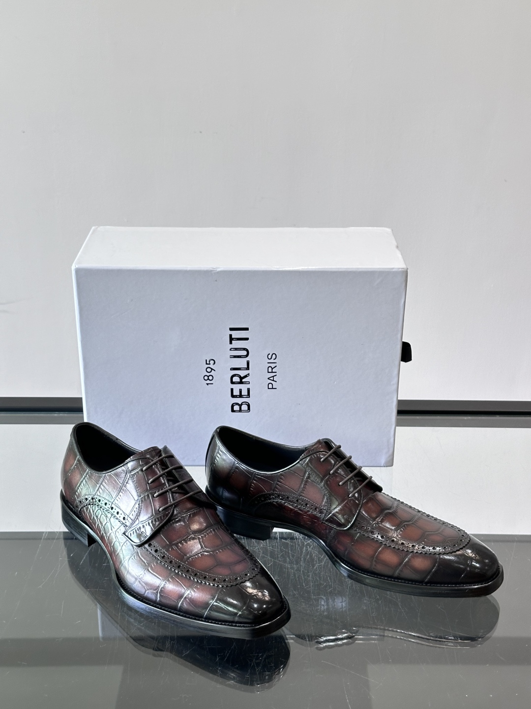 Berluti/布鲁提高端真皮大底正装皮鞋，采用进口牛皮鞋面 柔软有型，手工改色工艺，低调奢华气质，舒适透气版型，小牛皮