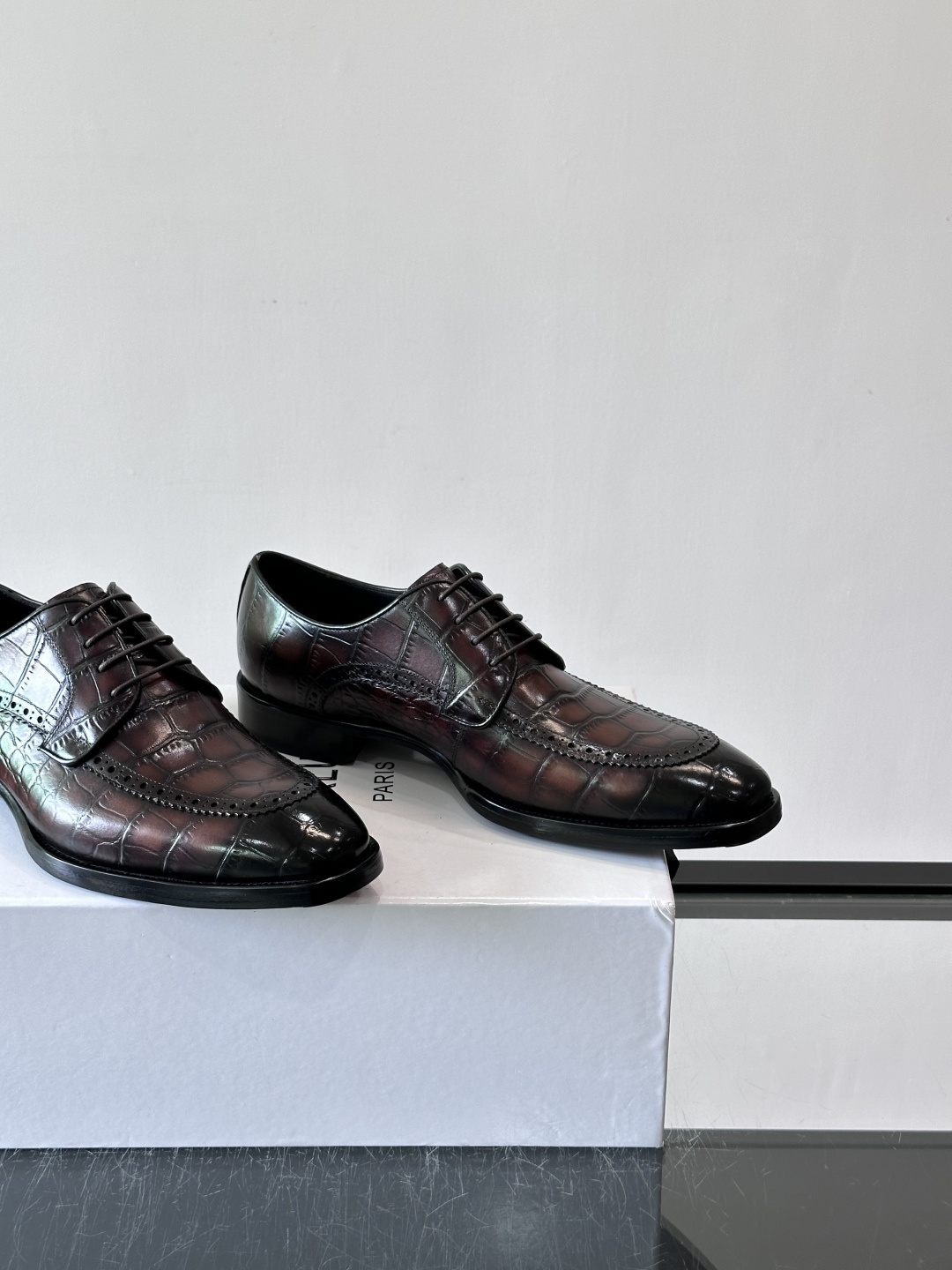 Berluti/布鲁提高端真皮大底正装皮鞋，采用进口牛皮鞋面 柔软有型，手工改色工艺，低调奢华气质，舒适透气版型，小牛皮