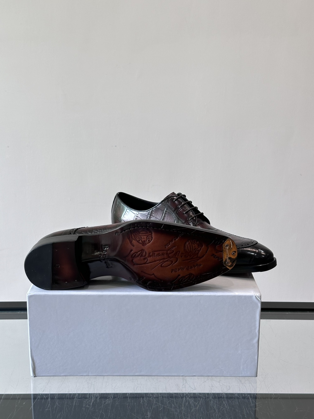 Berluti/布鲁提高端真皮大底正装皮鞋，采用进口牛皮鞋面 柔软有型，手工改色工艺，低调奢华气质，舒适透气版型，小牛皮