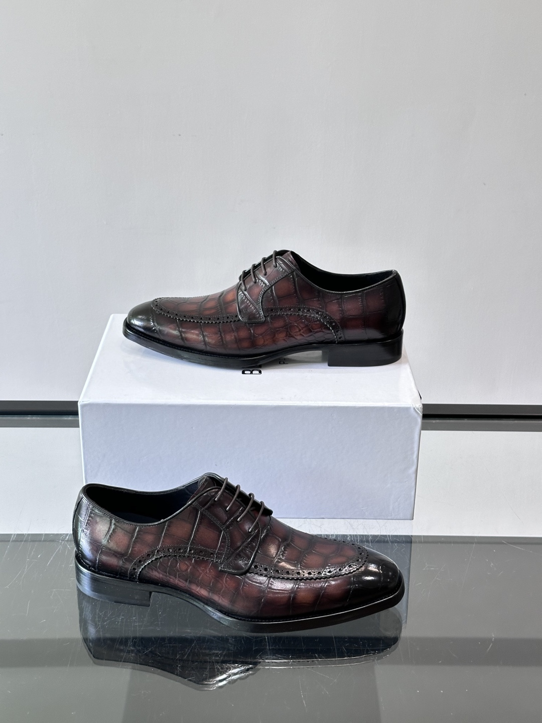 Berluti/布鲁提高端真皮大底正装皮鞋，采用进口牛皮鞋面 柔软有型，手工改色工艺，低调奢华气质，舒适透气版型，小牛皮
