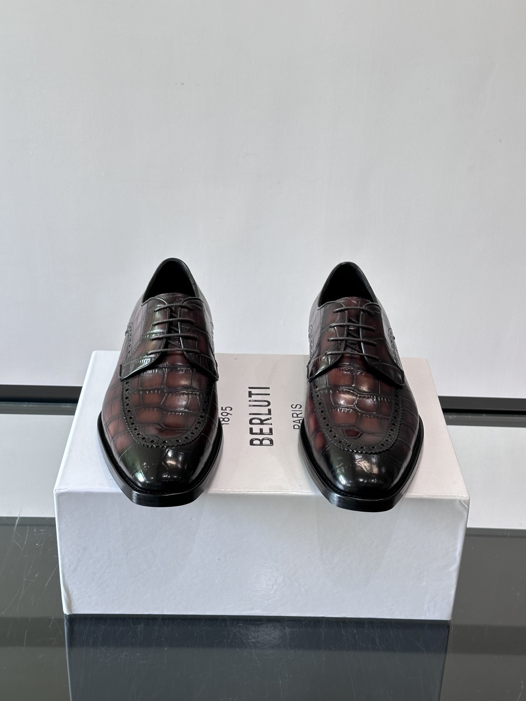 Berluti/布鲁提高端真皮大底正装皮鞋，采用进口牛皮鞋面 柔软有型，手工改色工艺，低调奢华气质，舒适透气版型，小牛皮