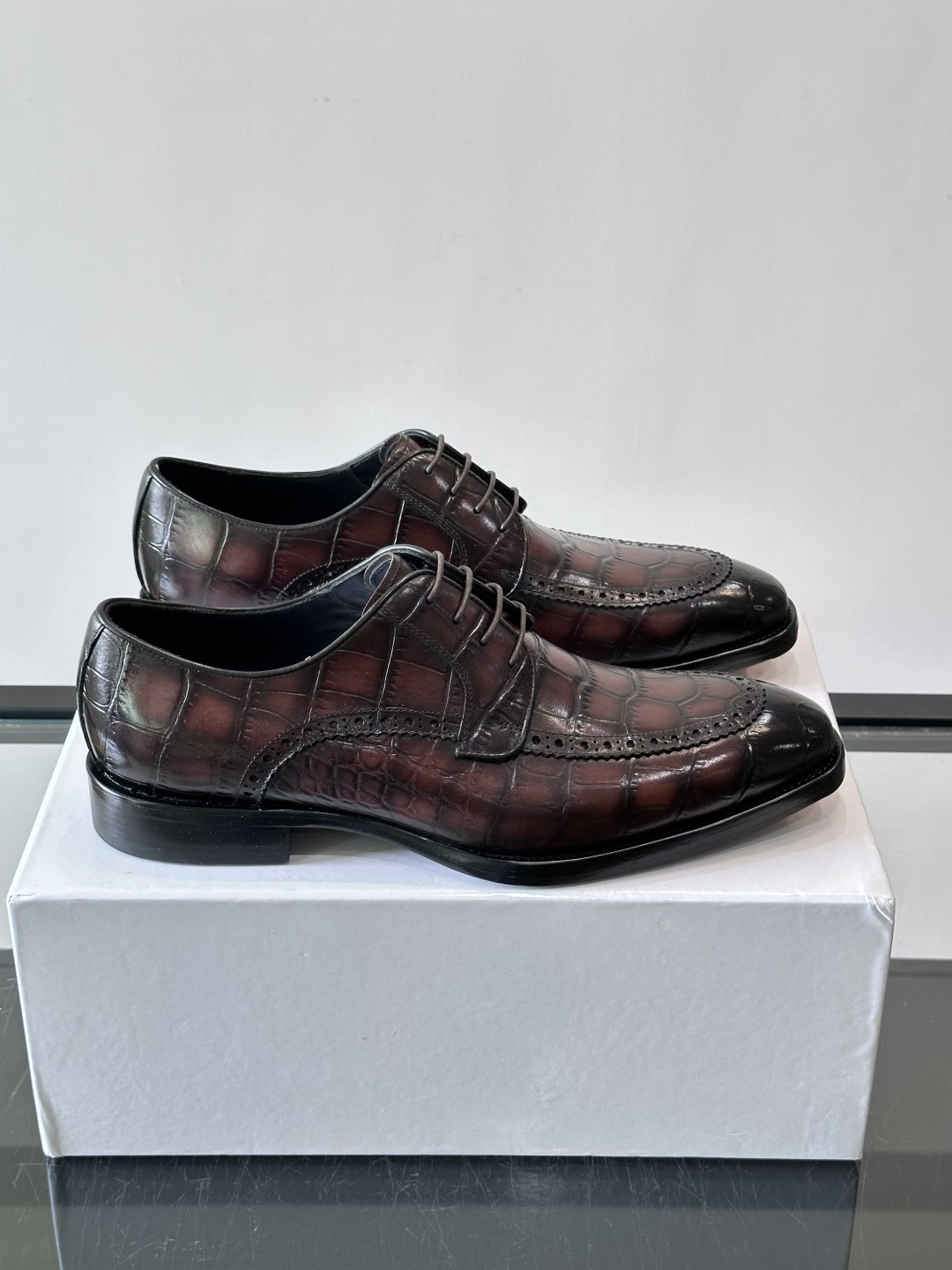 Berluti/布鲁提高端真皮大底正装皮鞋,采用进口牛皮鞋面 柔软有型,手工改色工艺,低调奢华气质,舒适透气版型,小牛皮 Berluti/布鲁提高端真皮大底正装皮鞋,采用进口牛皮鞋面 柔软有型,手工改色工艺,低调奢华气质,舒适透气版型,小牛皮