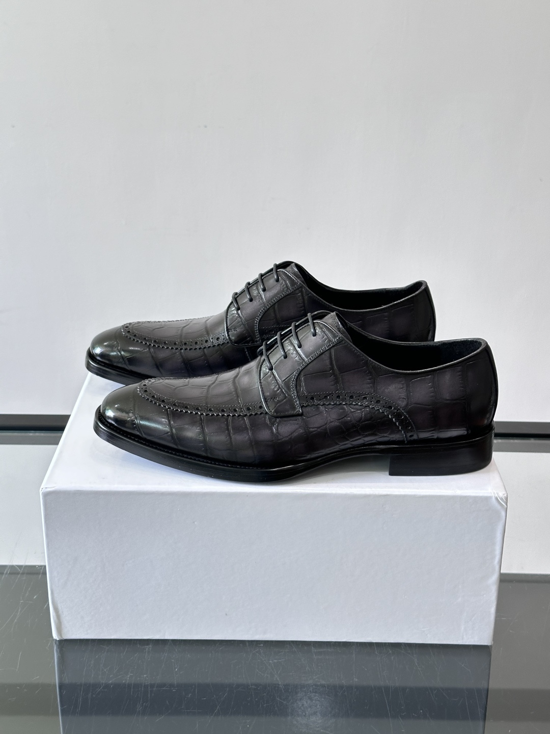 Berluti/布鲁提高端真皮大底正装皮鞋,采用进口牛皮鞋面 柔软有型,手工改色工艺,低调奢华气质,舒适透气版型,小牛皮 Berluti/布鲁提高端真皮大底正装皮鞋,采用进口牛皮鞋面 柔软有型,手工改色工艺,低调奢华气质,舒适透气版型,小牛皮