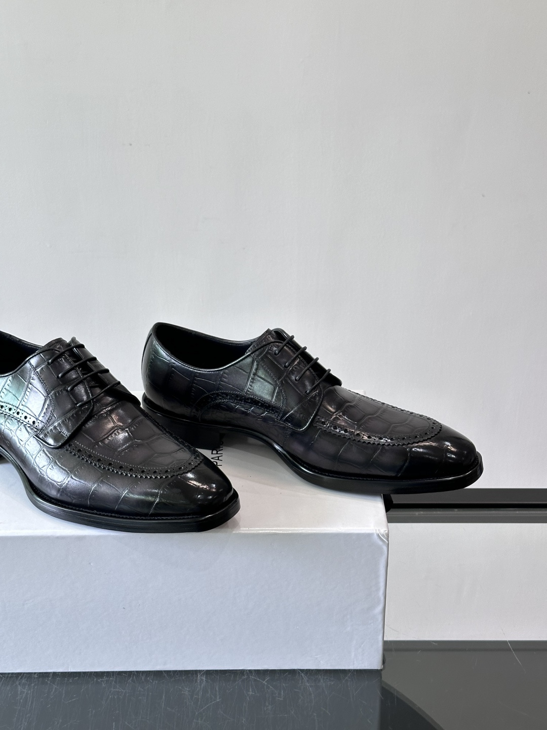 Berluti/布鲁提高端真皮大底正装皮鞋,采用进口牛皮鞋面 柔软有型,手工改色工艺,低调奢华气质,舒适透气版型,小牛皮 Berluti/布鲁提高端真皮大底正装皮鞋,采用进口牛皮鞋面 柔软有型,手工改色工艺,低调奢华气质,舒适透气版型,小牛皮