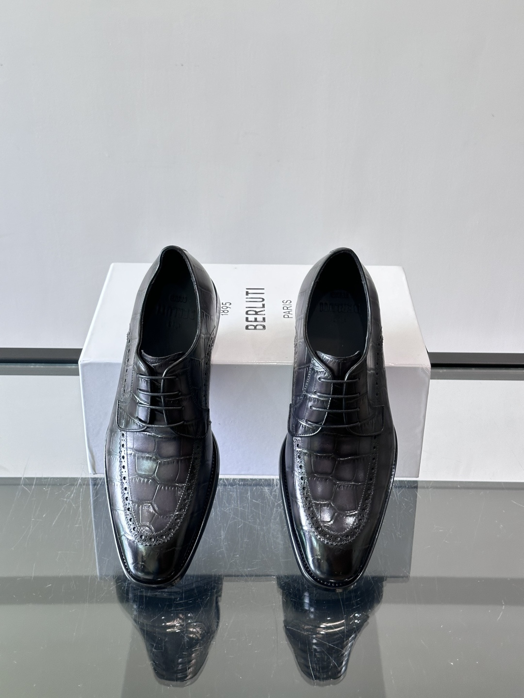 Berluti/布鲁提高端真皮大底正装皮鞋,采用进口牛皮鞋面 柔软有型,手工改色工艺,低调奢华气质,舒适透气版型,小牛皮 Berluti/布鲁提高端真皮大底正装皮鞋,采用进口牛皮鞋面 柔软有型,手工改色工艺,低调奢华气质,舒适透气版型,小牛皮