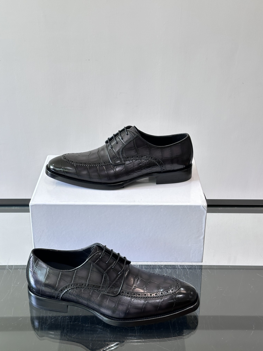 Berluti/布鲁提高端真皮大底正装皮鞋,采用进口牛皮鞋面 柔软有型,手工改色工艺,低调奢华气质,舒适透气版型,小牛皮 Berluti/布鲁提高端真皮大底正装皮鞋,采用进口牛皮鞋面 柔软有型,手工改色工艺,低调奢华气质,舒适透气版型,小牛皮