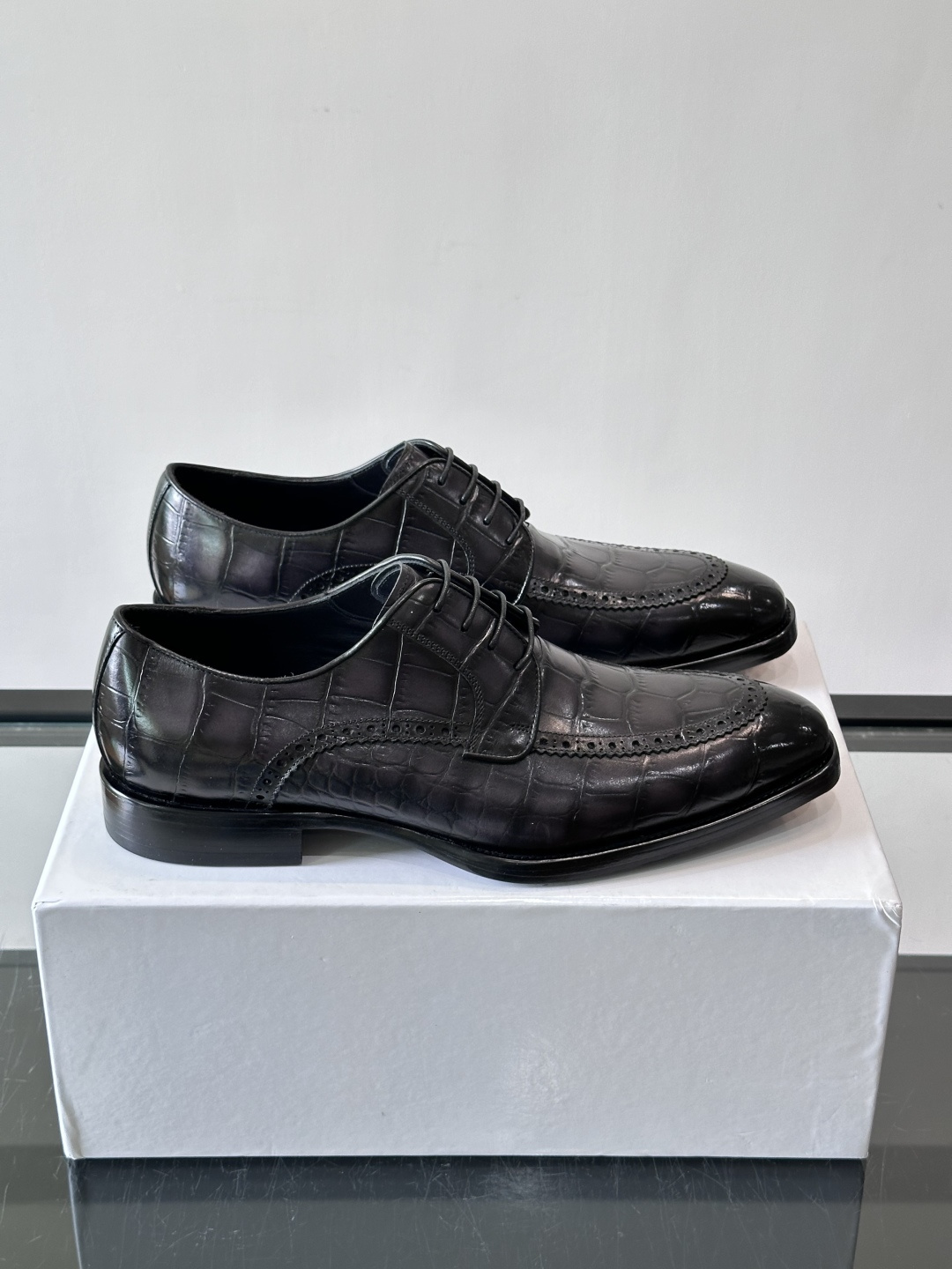 Berluti/布鲁提高端真皮大底正装皮鞋,采用进口牛皮鞋面 柔软有型,手工改色工艺,低调奢华气质,舒适透气版型,小牛皮 Berluti/布鲁提高端真皮大底正装皮鞋,采用进口牛皮鞋面 柔软有型,手工改色工艺,低调奢华气质,舒适透气版型,小牛皮