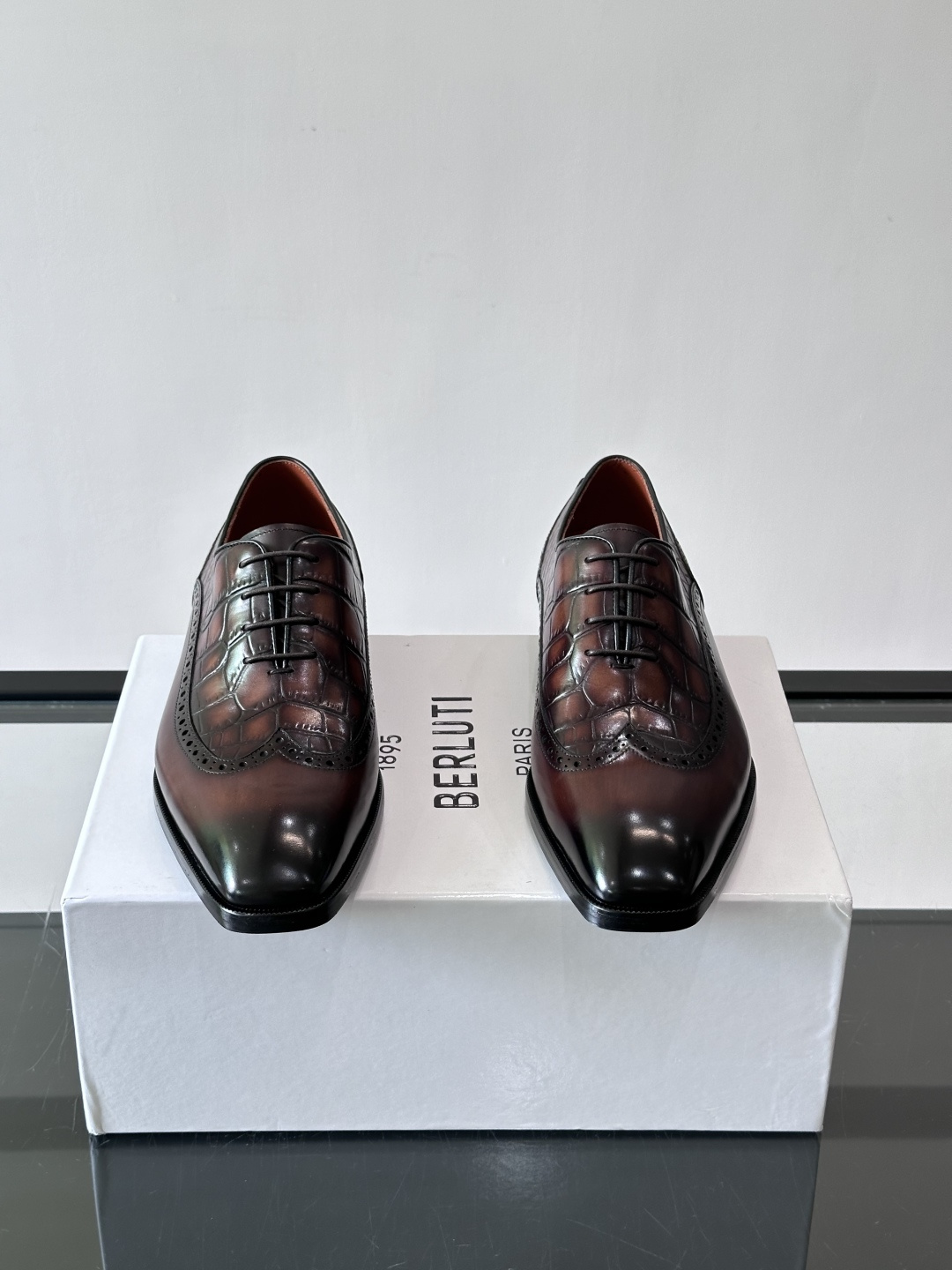Berluti/布鲁提高端真皮大底正装皮鞋，采用进口牛皮鞋面 柔软有型，手工改色工艺，低调奢华气质，舒适透气版型，小牛皮