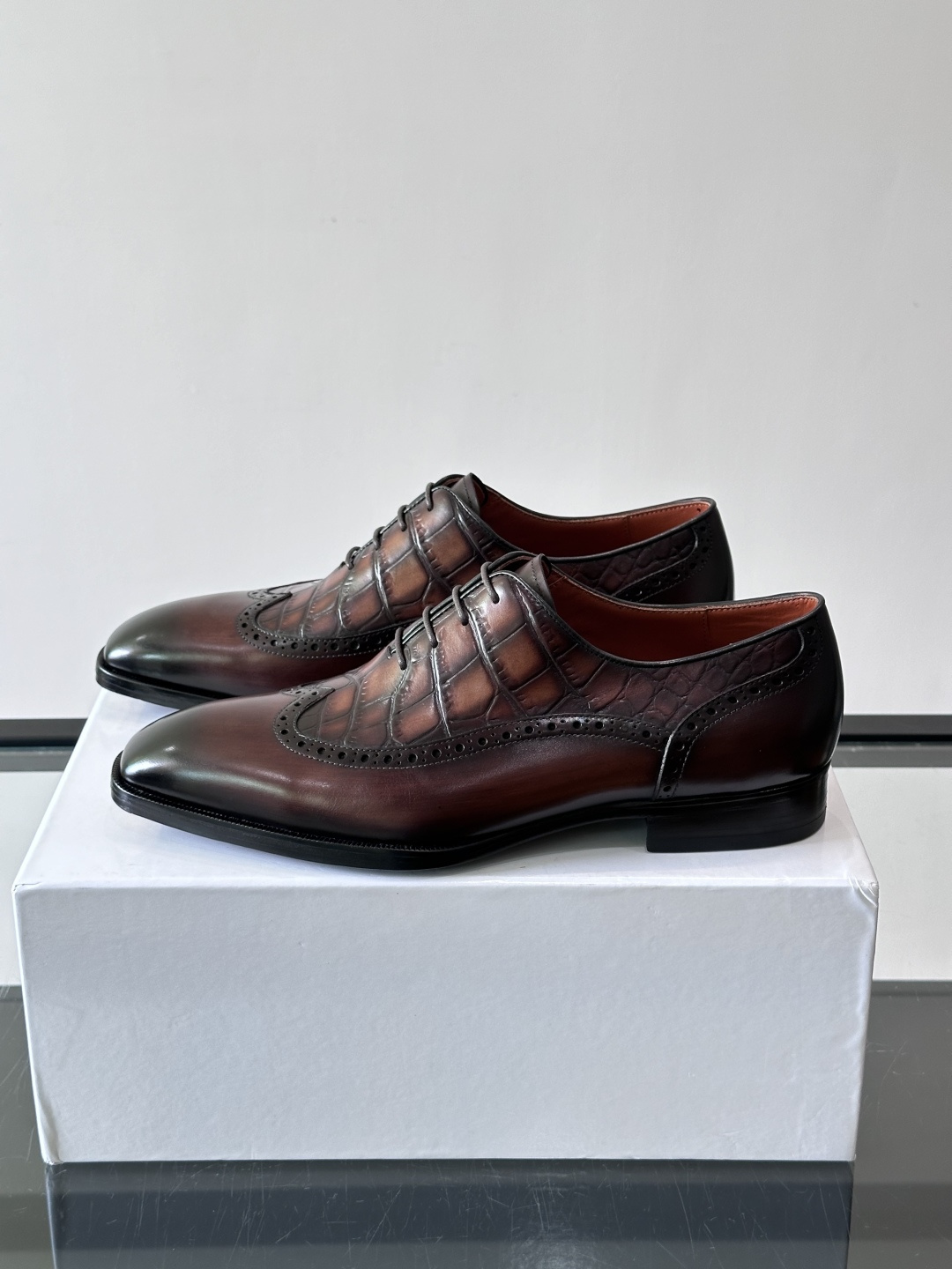 Berluti/布鲁提高端真皮大底正装皮鞋，采用进口牛皮鞋面 柔软有型，手工改色工艺，低调奢华气质，舒适透气版型，小牛皮