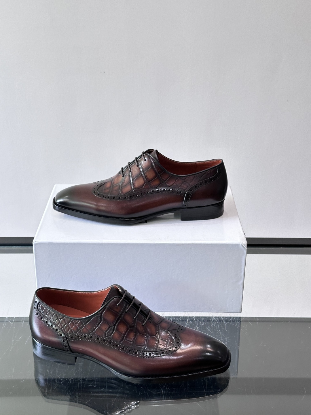 Berluti/布鲁提高端真皮大底正装皮鞋，采用进口牛皮鞋面 柔软有型，手工改色工艺，低调奢华气质，舒适透气版型，小牛皮