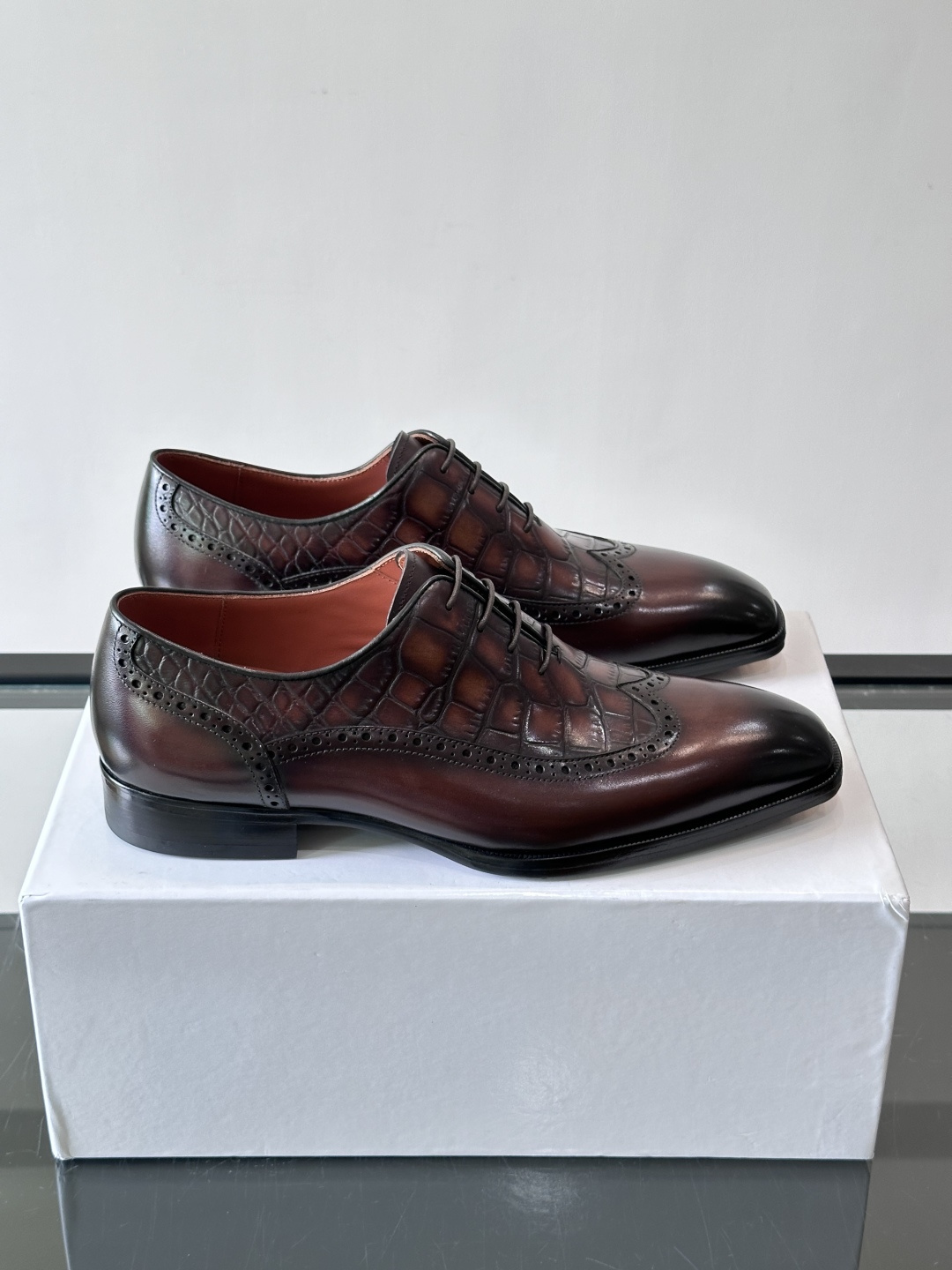 Berluti/布鲁提高端真皮大底正装皮鞋,采用进口牛皮鞋面 柔软有型,手工改色工艺,低调奢华气质,舒适透气版型,小牛皮 Berluti/布鲁提高端真皮大底正装皮鞋,采用进口牛皮鞋面 柔软有型,手工改色工艺,低调奢华气质,舒适透气版型,小牛皮