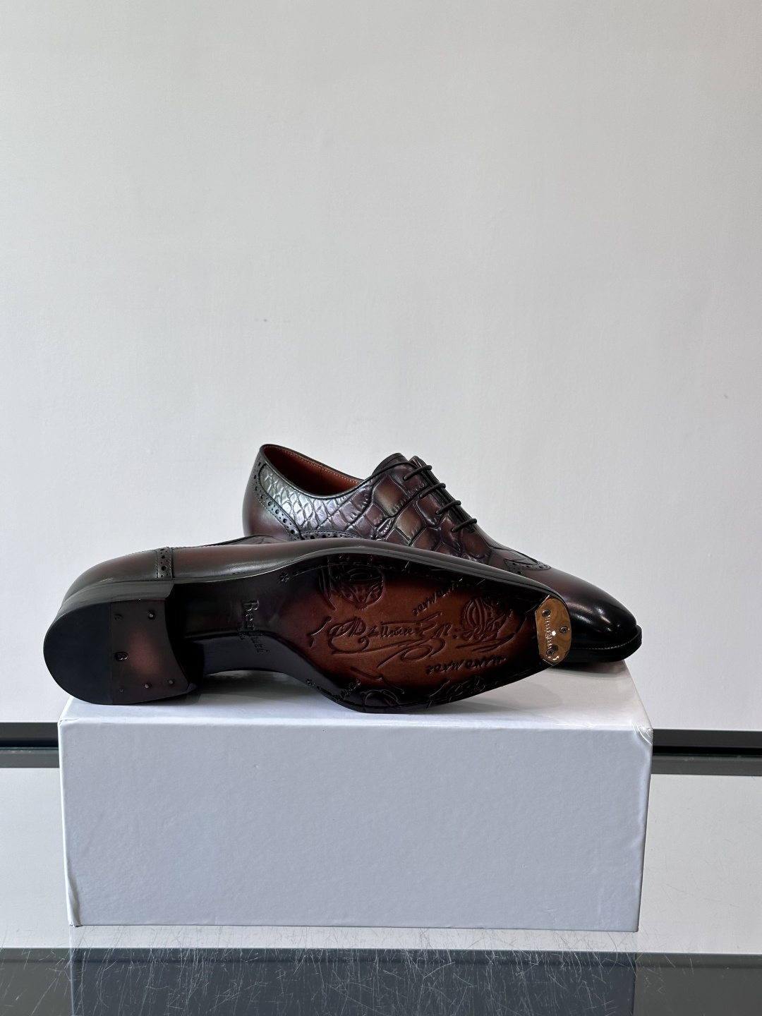 Berluti/布鲁提高端真皮大底正装皮鞋，采用进口牛皮鞋面 柔软有型，手工改色工艺，低调奢华气质，舒适透气版型，小牛皮