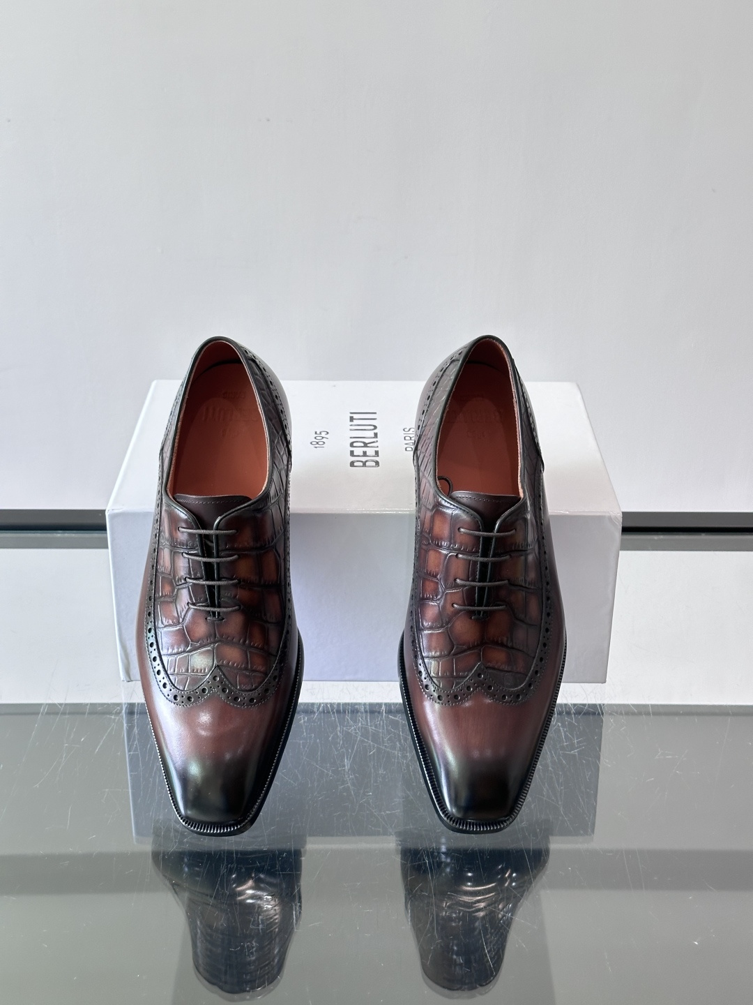 Berluti/布鲁提高端真皮大底正装皮鞋，采用进口牛皮鞋面 柔软有型，手工改色工艺，低调奢华气质，舒适透气版型，小牛皮