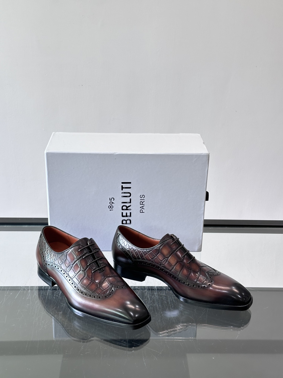 Berluti/布鲁提高端真皮大底正装皮鞋，采用进口牛皮鞋面 柔软有型，手工改色工艺，低调奢华气质，舒适透气版型，小牛皮