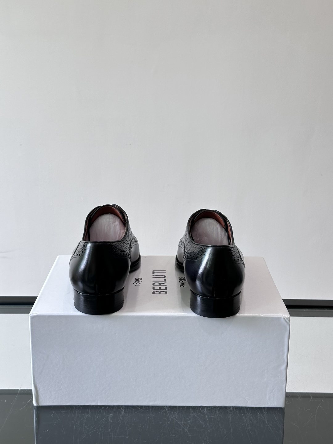 Berluti/布鲁提高端真皮大底正装皮鞋,采用进口牛皮鞋面 柔软有型,手工改色工艺,低调奢华气质,舒适透气版型,小牛皮 Berluti/布鲁提高端真皮大底正装皮鞋,采用进口牛皮鞋面 柔软有型,手工改色工艺,低调奢华气质,舒适透气版型,小牛皮