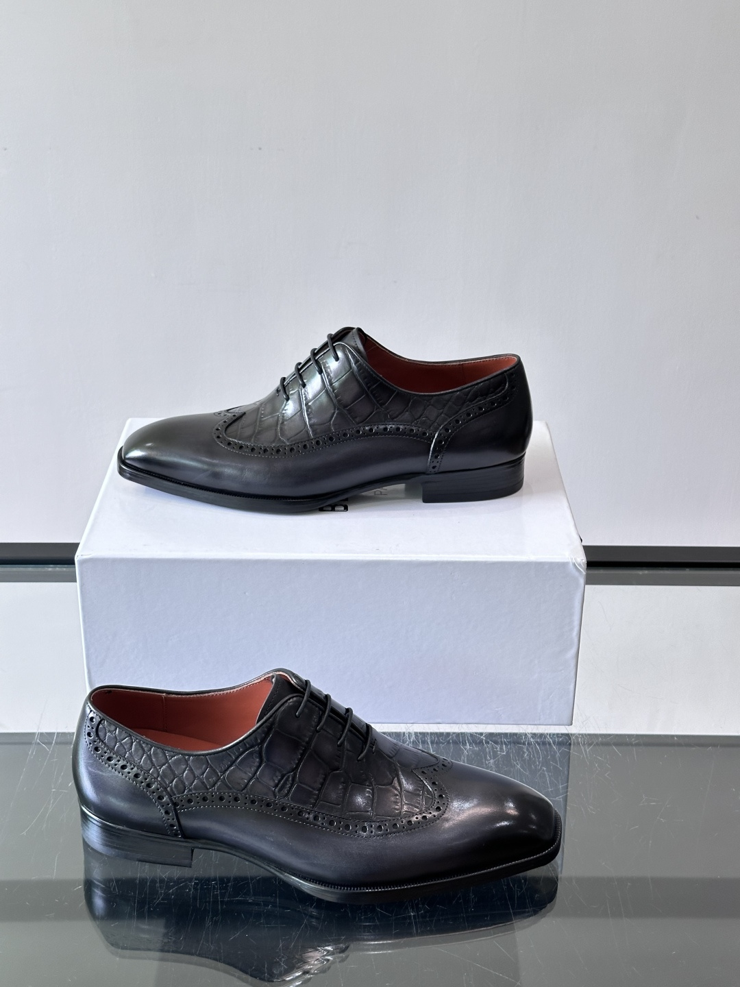 Berluti/布鲁提高端真皮大底正装皮鞋,采用进口牛皮鞋面 柔软有型,手工改色工艺,低调奢华气质,舒适透气版型,小牛皮 Berluti/布鲁提高端真皮大底正装皮鞋,采用进口牛皮鞋面 柔软有型,手工改色工艺,低调奢华气质,舒适透气版型,小牛皮