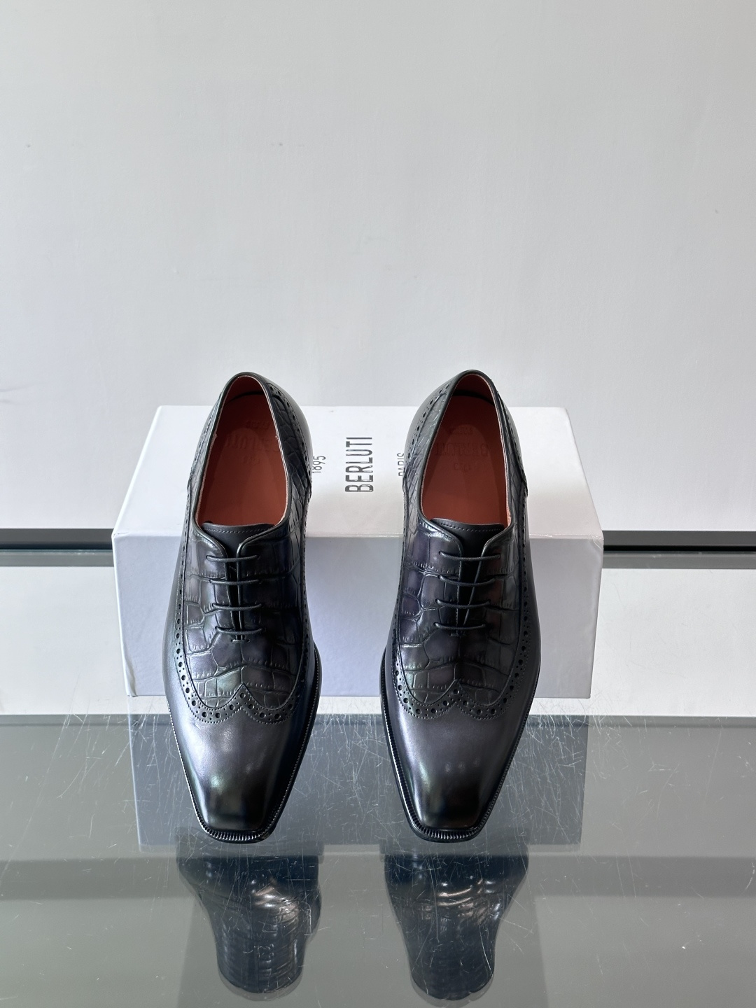 Berluti/布鲁提高端真皮大底正装皮鞋,采用进口牛皮鞋面 柔软有型,手工改色工艺,低调奢华气质,舒适透气版型,小牛皮 Berluti/布鲁提高端真皮大底正装皮鞋,采用进口牛皮鞋面 柔软有型,手工改色工艺,低调奢华气质,舒适透气版型,小牛皮
