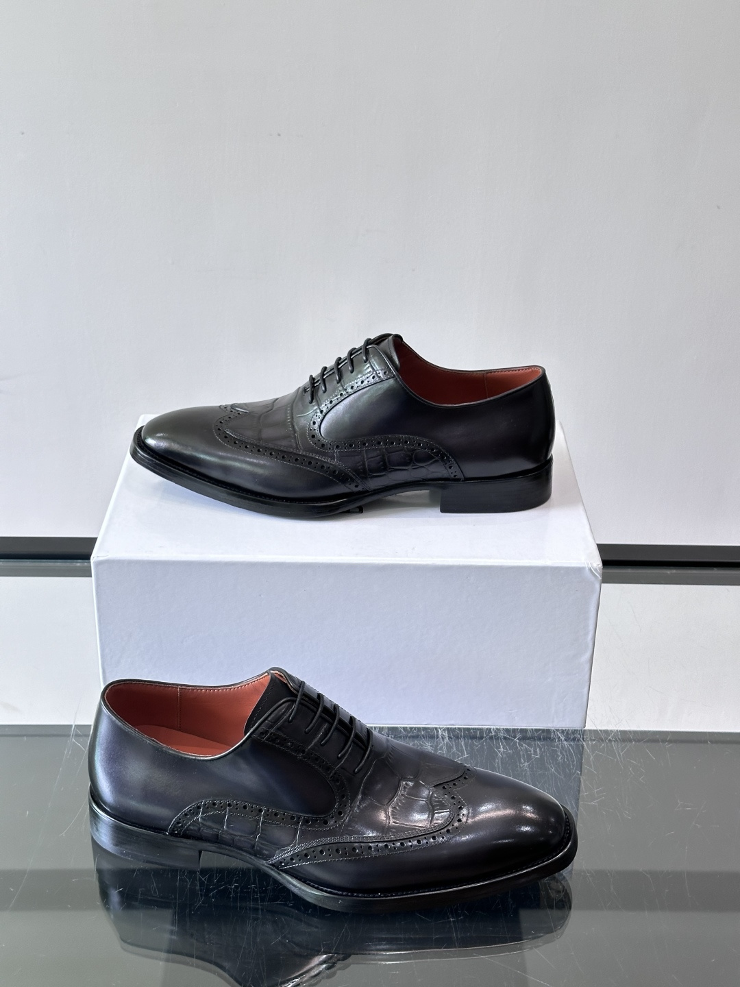 Berluti/布鲁提高端真皮大底正装皮鞋，采用进口牛皮鞋面 柔软有型，手工改色工艺，低调奢华气质，舒适透气版型，小牛皮