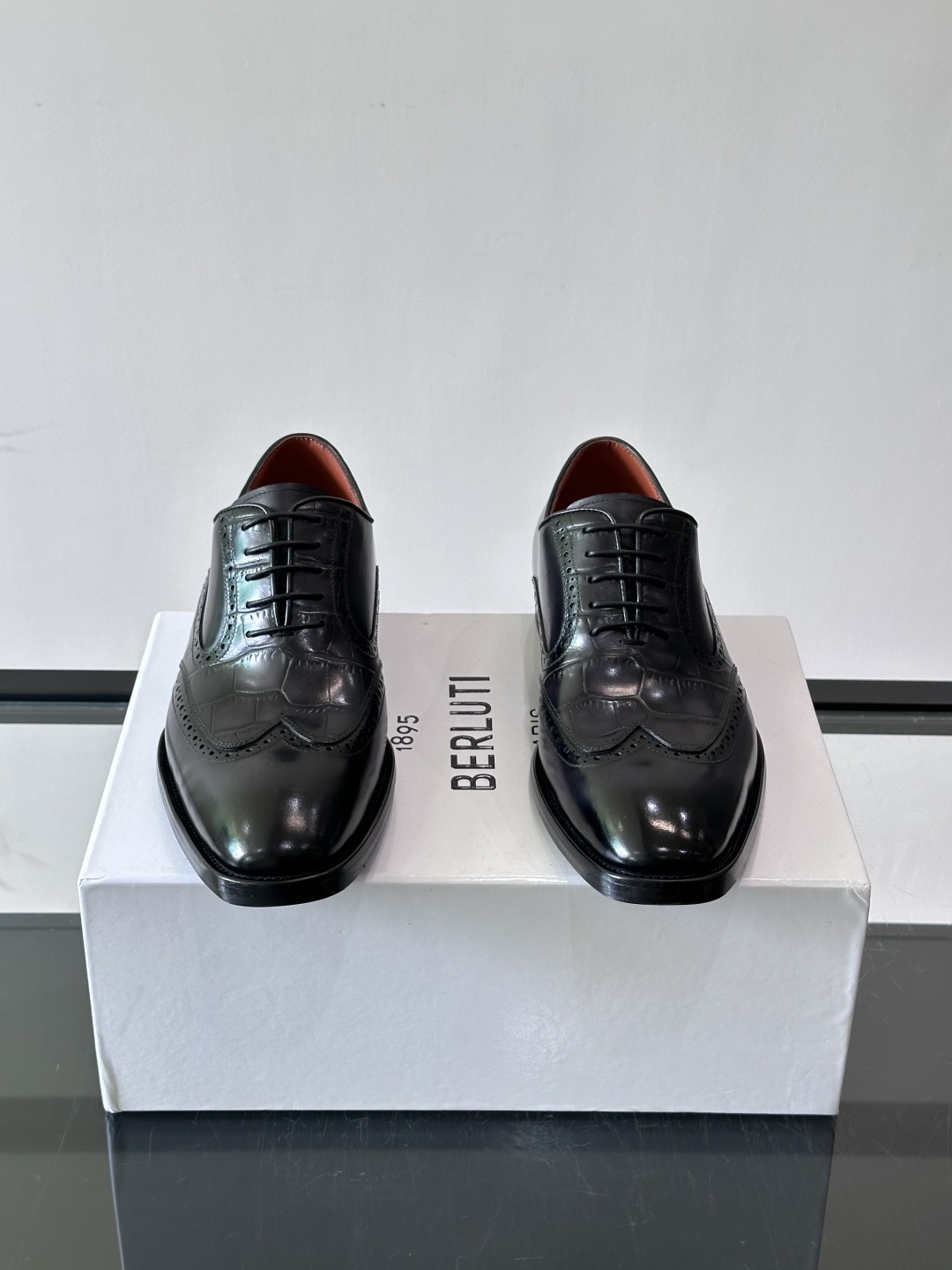Berluti/布鲁提高端真皮大底正装皮鞋，采用进口牛皮鞋面 柔软有型，手工改色工艺，低调奢华气质，舒适透气版型，小牛皮