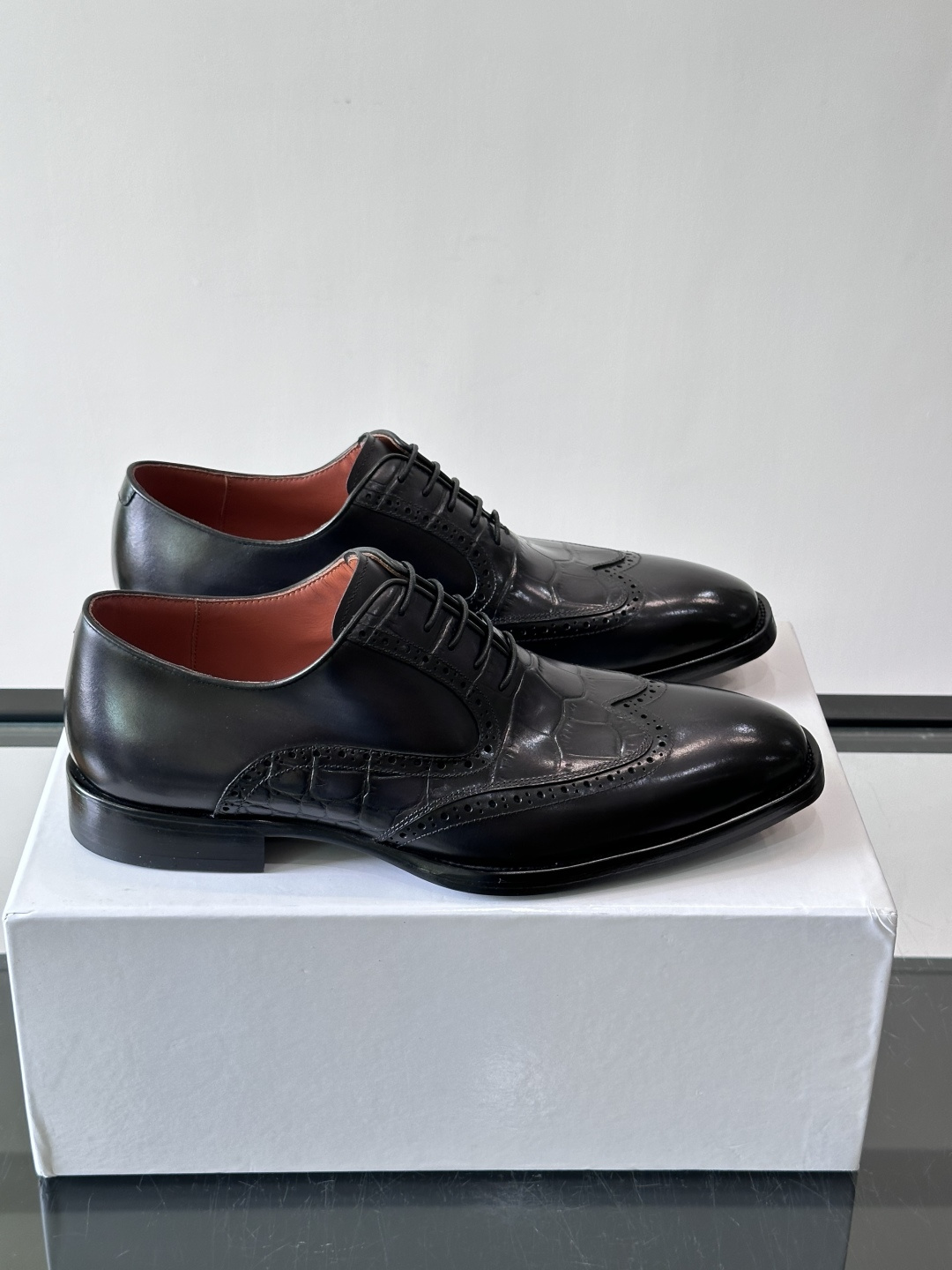 Berluti/布鲁提高端真皮大底正装皮鞋,采用进口牛皮鞋面 柔软有型,手工改色工艺,低调奢华气质,舒适透气版型,小牛皮 Berluti/布鲁提高端真皮大底正装皮鞋,采用进口牛皮鞋面 柔软有型,手工改色工艺,低调奢华气质,舒适透气版型,小牛皮