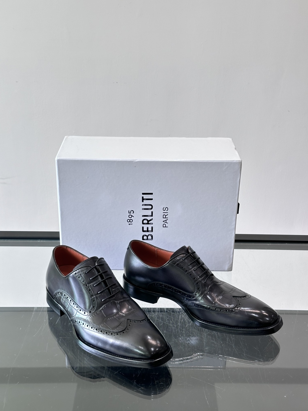 Berluti/布鲁提高端真皮大底正装皮鞋，采用进口牛皮鞋面 柔软有型，手工改色工艺，低调奢华气质，舒适透气版型，小牛皮