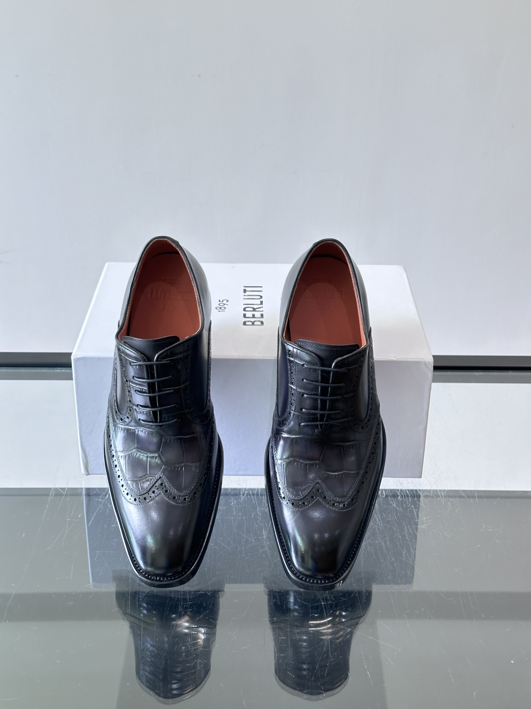 Berluti/布鲁提高端真皮大底正装皮鞋，采用进口牛皮鞋面 柔软有型，手工改色工艺，低调奢华气质，舒适透气版型，小牛皮