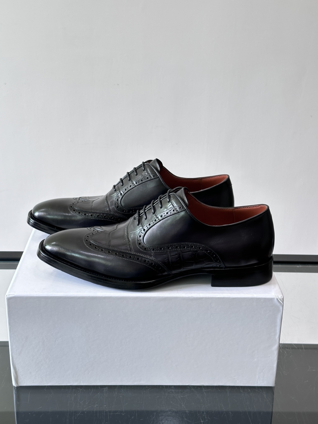 Berluti/布鲁提高端真皮大底正装皮鞋，采用进口牛皮鞋面 柔软有型，手工改色工艺，低调奢华气质，舒适透气版型，小牛皮