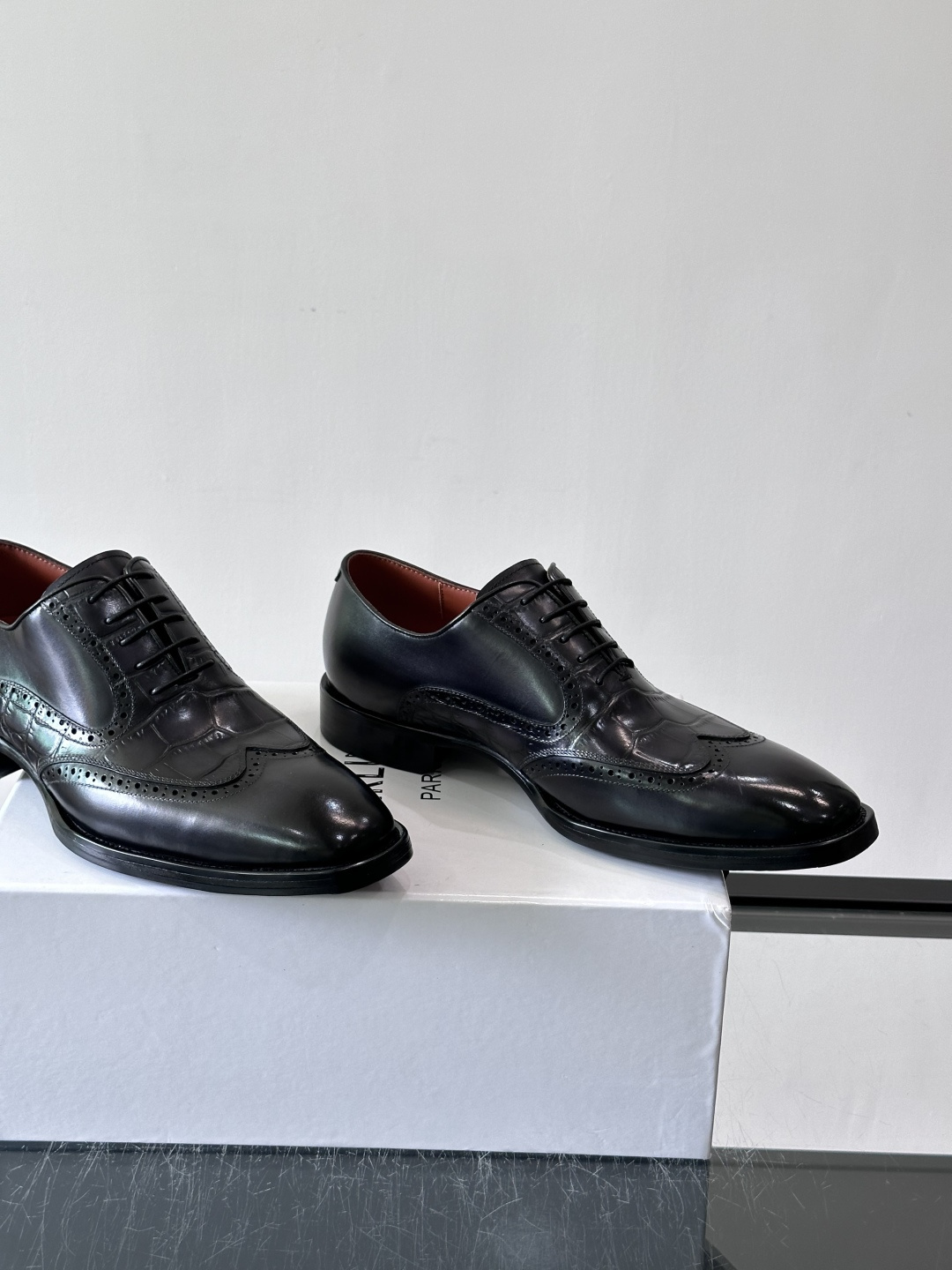 Berluti/布鲁提高端真皮大底正装皮鞋，采用进口牛皮鞋面 柔软有型，手工改色工艺，低调奢华气质，舒适透气版型，小牛皮