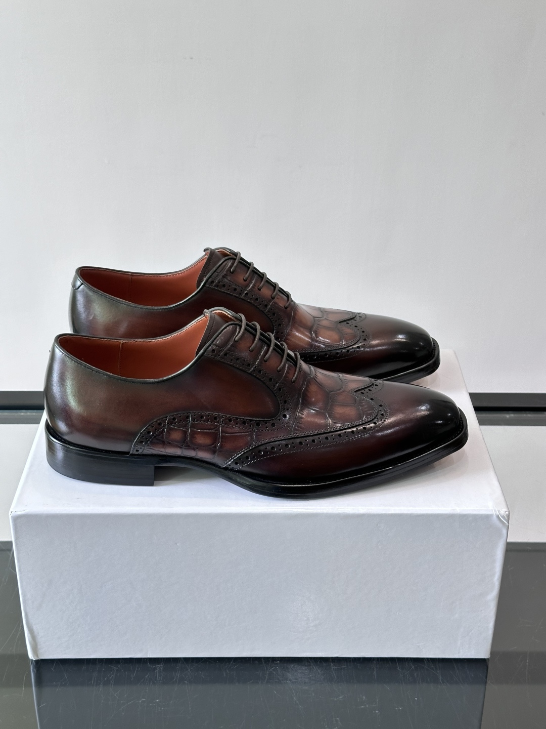 Berluti/布鲁提高端真皮大底正装皮鞋,采用进口牛皮鞋面 柔软有型,手工改色工艺,低调奢华气质,舒适透气版型,小牛皮 Berluti/布鲁提高端真皮大底正装皮鞋,采用进口牛皮鞋面 柔软有型,手工改色工艺,低调奢华气质,舒适透气版型,小牛皮