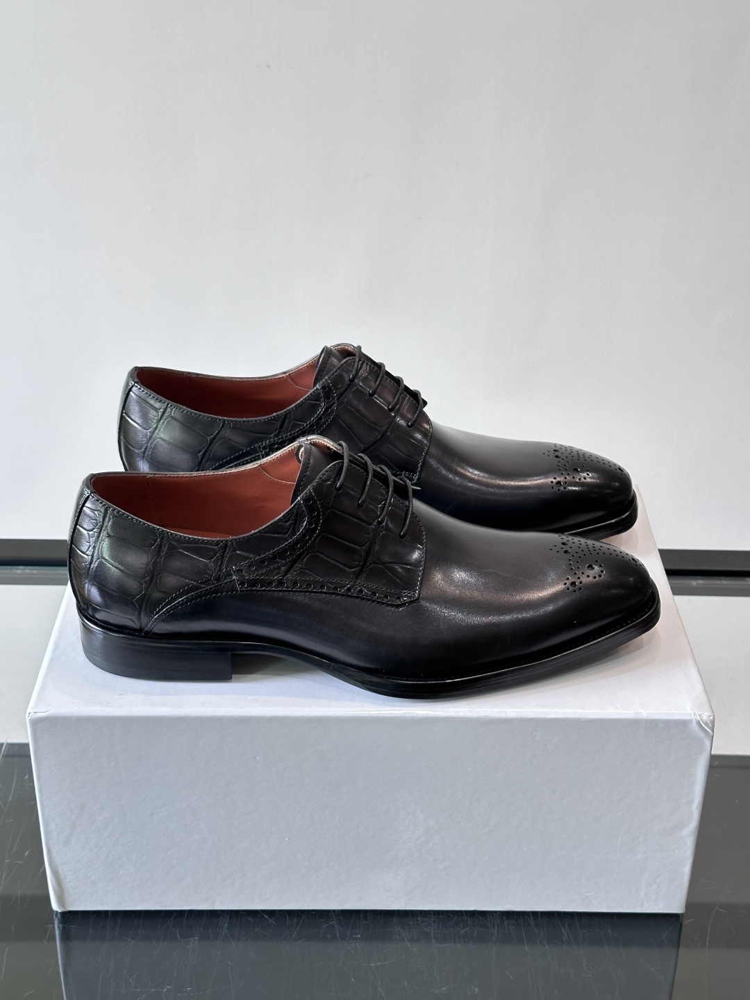 Berluti/布鲁提高端真皮大底正装皮鞋,采用进口牛皮鞋面 柔软有型,手工改色工艺,低调奢华气质,舒适透气版型,小牛皮 Berluti/布鲁提高端真皮大底正装皮鞋,采用进口牛皮鞋面 柔软有型,手工改色工艺,低调奢华气质,舒适透气版型,小牛皮