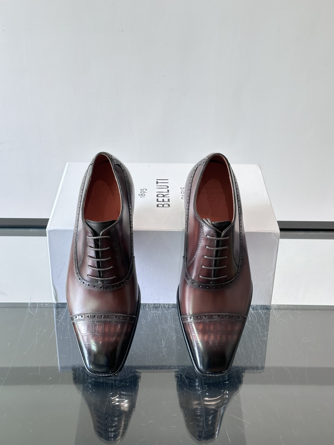 Berluti/布鲁提高端真皮大底正装皮鞋,采用进口牛皮鞋面 柔软有型,手工改色工艺,低调奢华气质,舒适透气版型,小牛皮 Berluti/布鲁提高端真皮大底正装皮鞋,采用进口牛皮鞋面 柔软有型,手工改色工艺,低调奢华气质,舒适透气版型,小牛皮