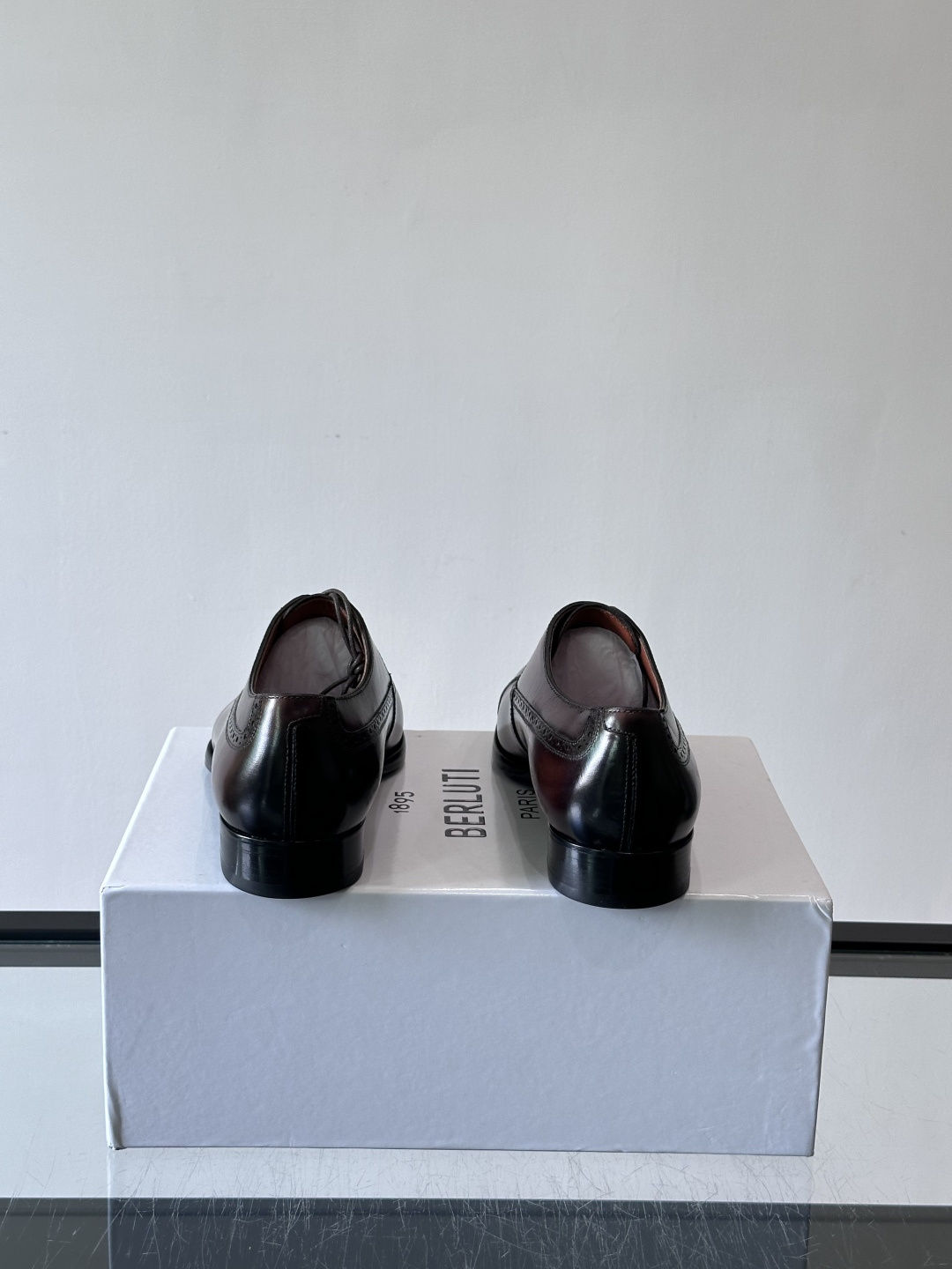 Berluti/布鲁提高端真皮大底正装皮鞋,采用进口牛皮鞋面 柔软有型,手工改色工艺,低调奢华气质,舒适透气版型,小牛皮 Berluti/布鲁提高端真皮大底正装皮鞋,采用进口牛皮鞋面 柔软有型,手工改色工艺,低调奢华气质,舒适透气版型,小牛皮
