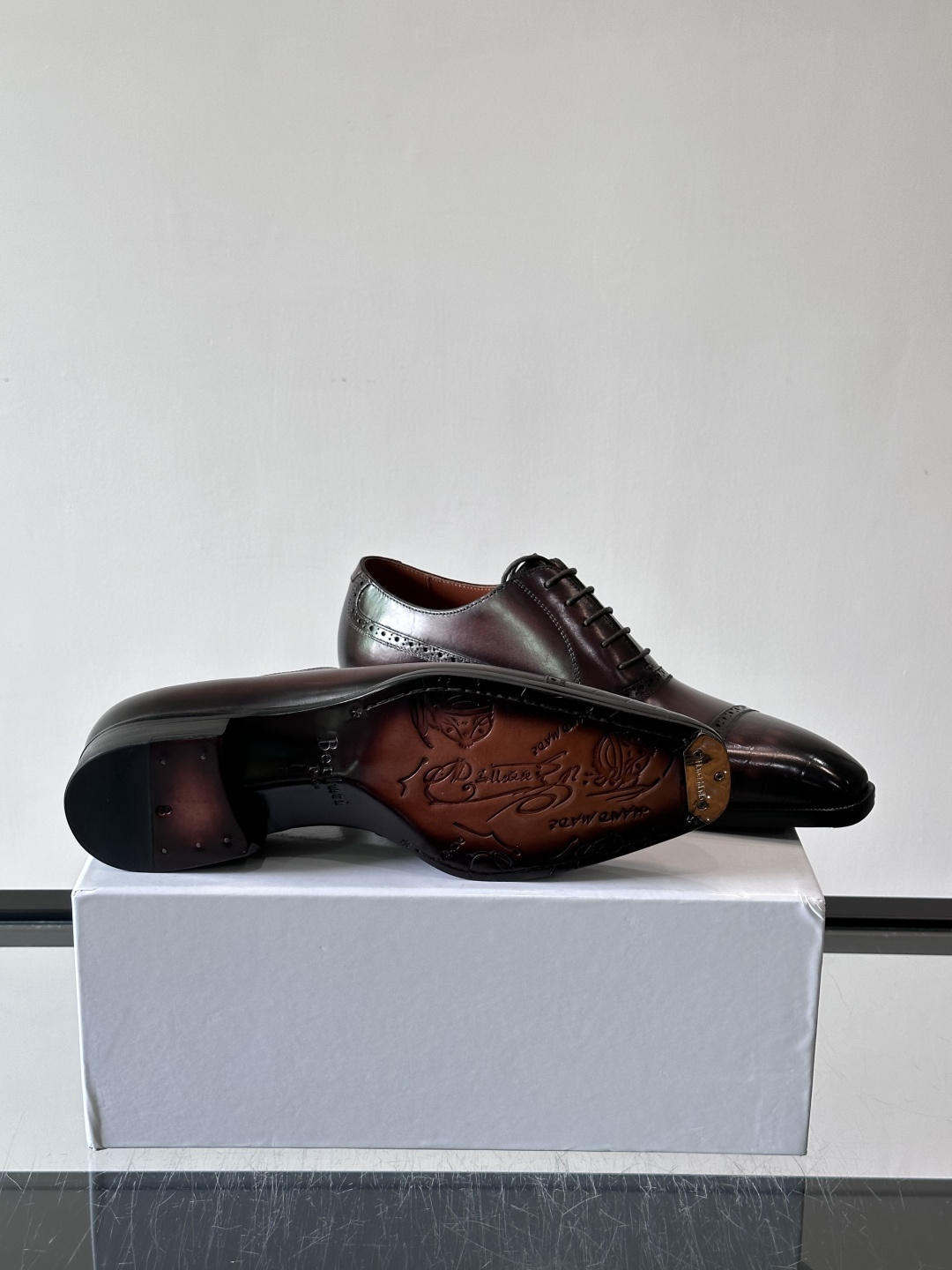 Berluti/布鲁提高端真皮大底正装皮鞋,采用进口牛皮鞋面 柔软有型,手工改色工艺,低调奢华气质,舒适透气版型,小牛皮 Berluti/布鲁提高端真皮大底正装皮鞋,采用进口牛皮鞋面 柔软有型,手工改色工艺,低调奢华气质,舒适透气版型,小牛皮