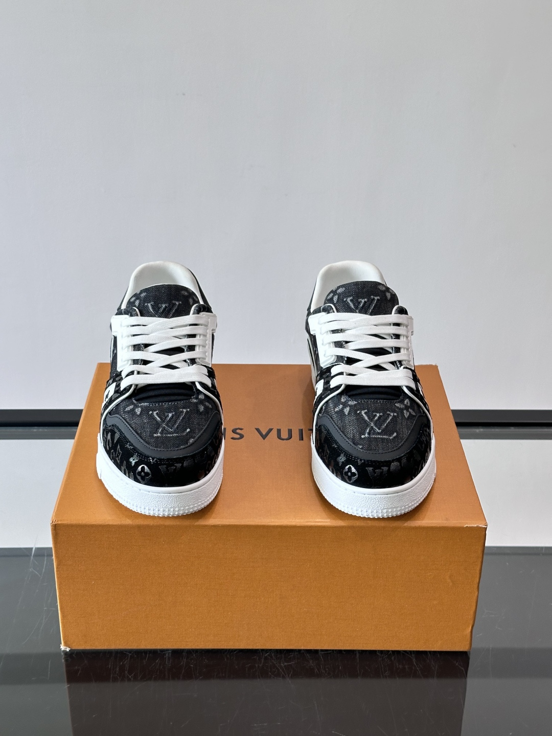 驴家 新配色 trainer运动鞋,本款 LV Trainer 运动鞋取材柔软粒面小牛皮,呈现纯净色调,后部#54标识追 驴家 新配色 trainer运动鞋,本款 LV Trainer 运动鞋取材柔软粒面小牛皮,呈现纯净色调,后部#54标识追