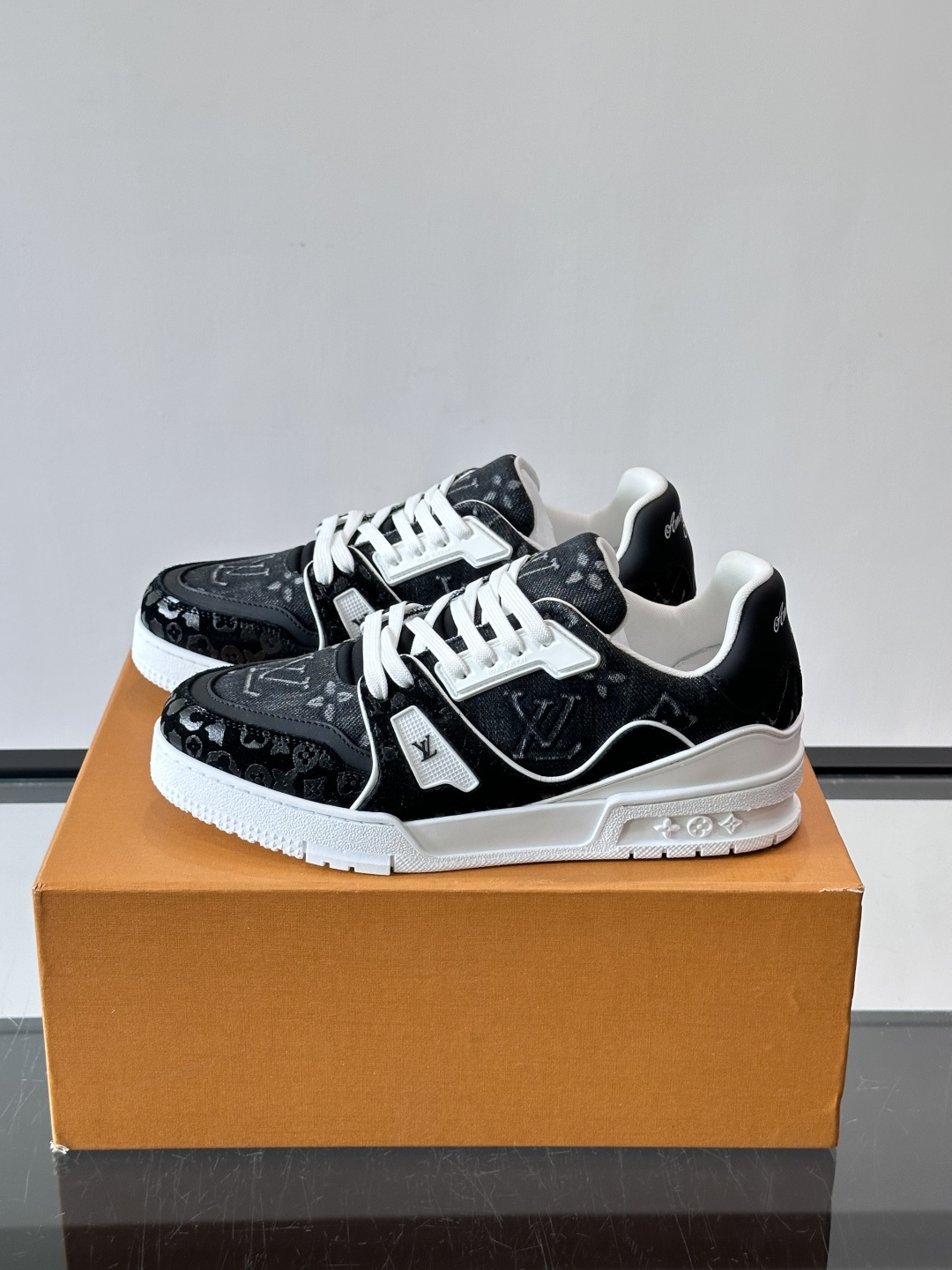 驴家 新配色 trainer运动鞋,本款 LV Trainer 运动鞋取材柔软粒面小牛皮,呈现纯净色调,后部#54标识追 驴家 新配色 trainer运动鞋,本款 LV Trainer 运动鞋取材柔软粒面小牛皮,呈现纯净色调,后部#54标识追