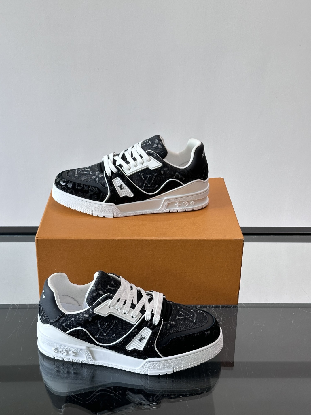 驴家 新配色 trainer运动鞋,本款 LV Trainer 运动鞋取材柔软粒面小牛皮,呈现纯净色调,后部#54标识追 驴家 新配色 trainer运动鞋,本款 LV Trainer 运动鞋取材柔软粒面小牛皮,呈现纯净色调,后部#54标识追