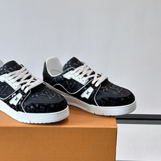 驴家 新配色 trainer运动鞋,本款 LV Trainer 运动鞋取材柔软粒面小牛皮,呈现纯净色调,后部#54标识追 驴家 新配色 trainer运动鞋,本款 LV Trainer 运动鞋取材柔软粒面小牛皮,呈现纯净色调,后部#54标识追