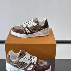 驴家 新配色 trainer运动鞋,本款 LV Trainer 运动鞋取材柔软粒面小牛皮,呈现纯净色调,后部#54标识追 驴家 新配色 trainer运动鞋,本款 LV Trainer 运动鞋取材柔软粒面小牛皮,呈现纯净色调,后部#54标识追