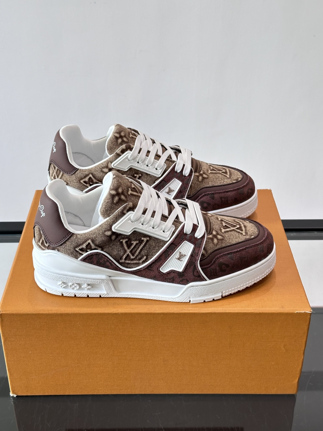 驴家 新配色 trainer运动鞋,本款 LV Trainer 运动鞋取材柔软粒面小牛皮,呈现纯净色调,后部#54标识追 驴家 新配色 trainer运动鞋,本款 LV Trainer 运动鞋取材柔软粒面小牛皮,呈现纯净色调,后部#54标识追