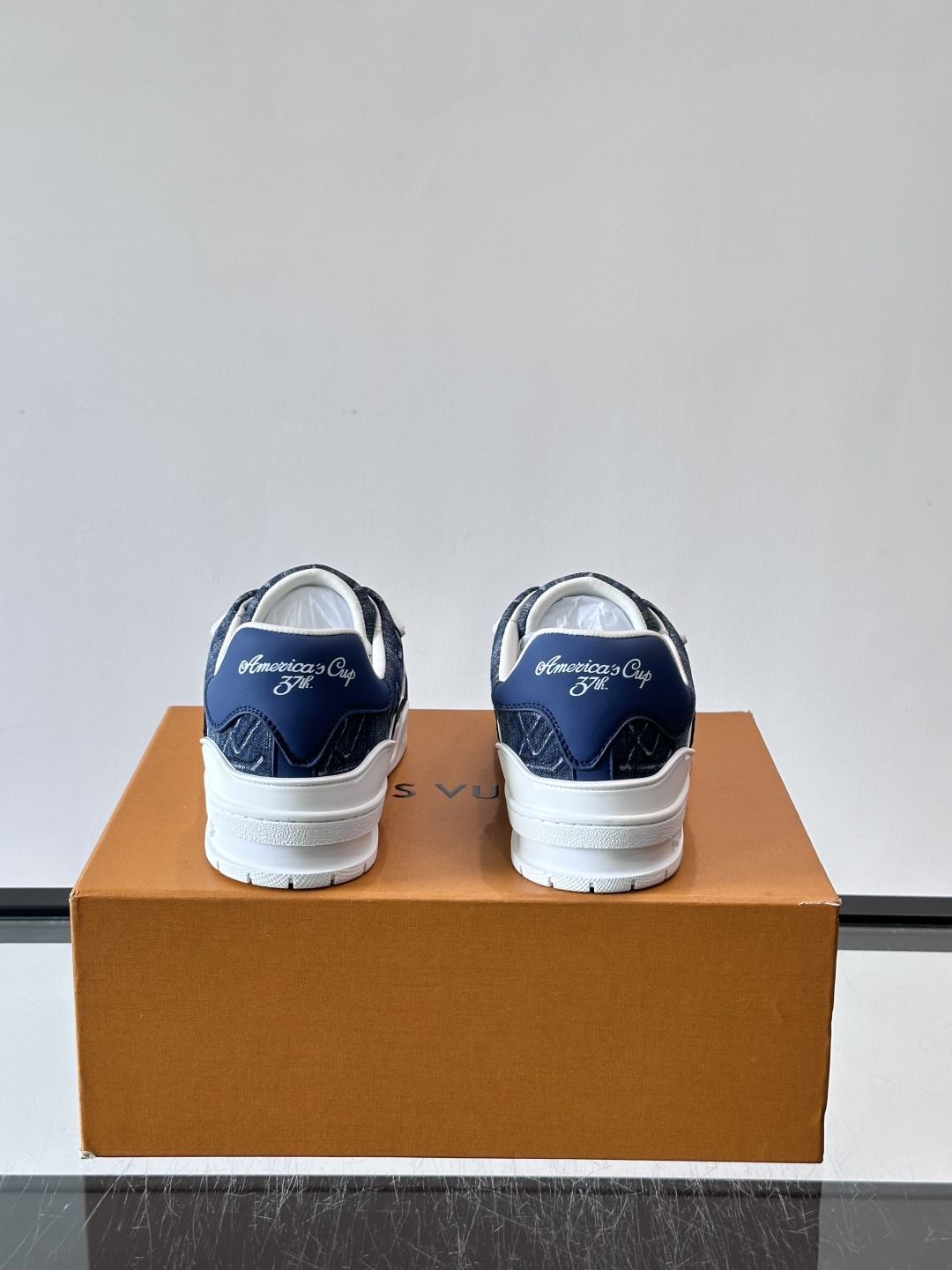 驴家 新配色 trainer运动鞋，本款 LV Trainer 运动鞋取材柔软粒面小牛皮，呈现纯净色调，后部#54标识追