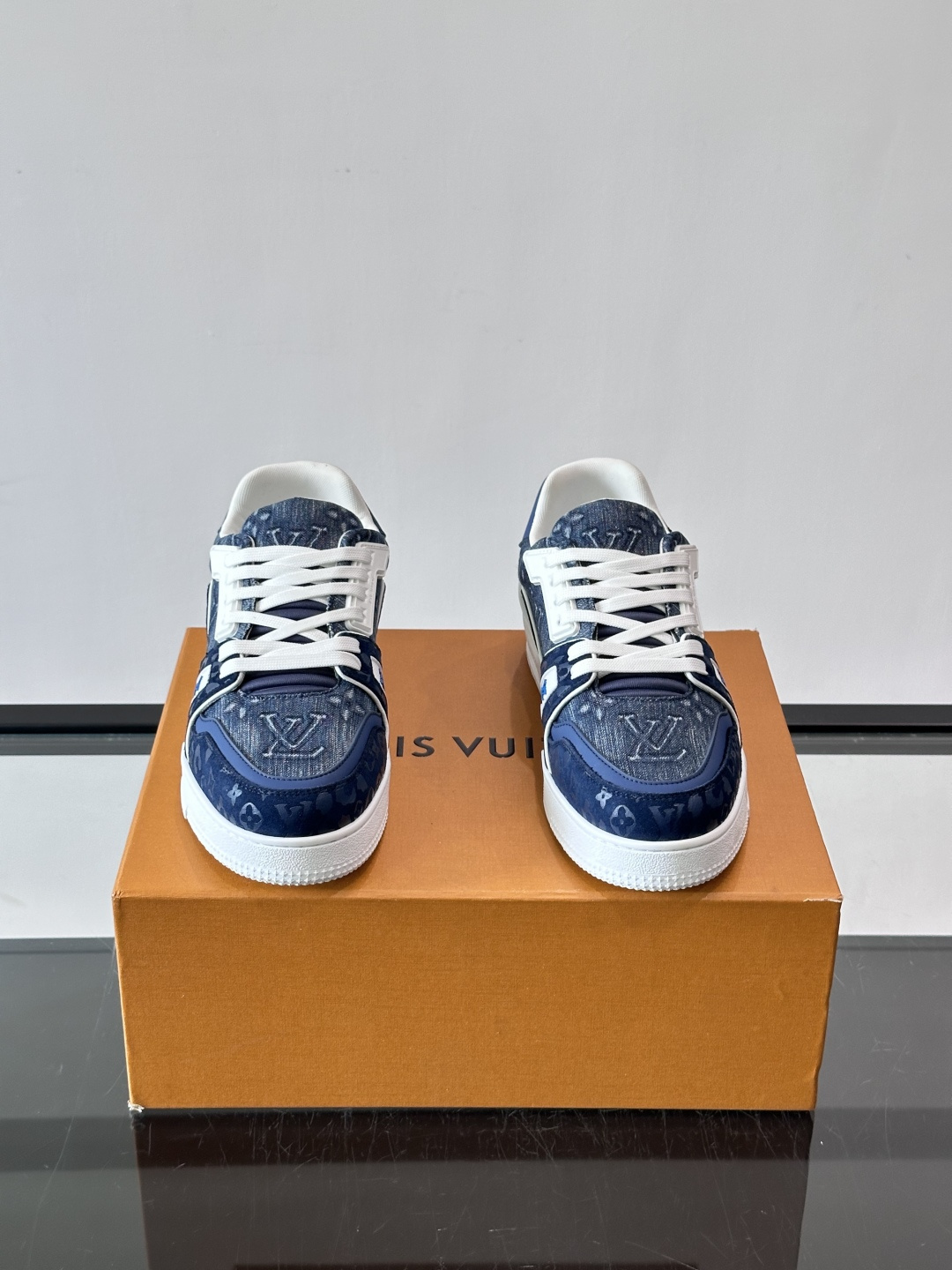 驴家 新配色 trainer运动鞋，本款 LV Trainer 运动鞋取材柔软粒面小牛皮，呈现纯净色调，后部#54标识追