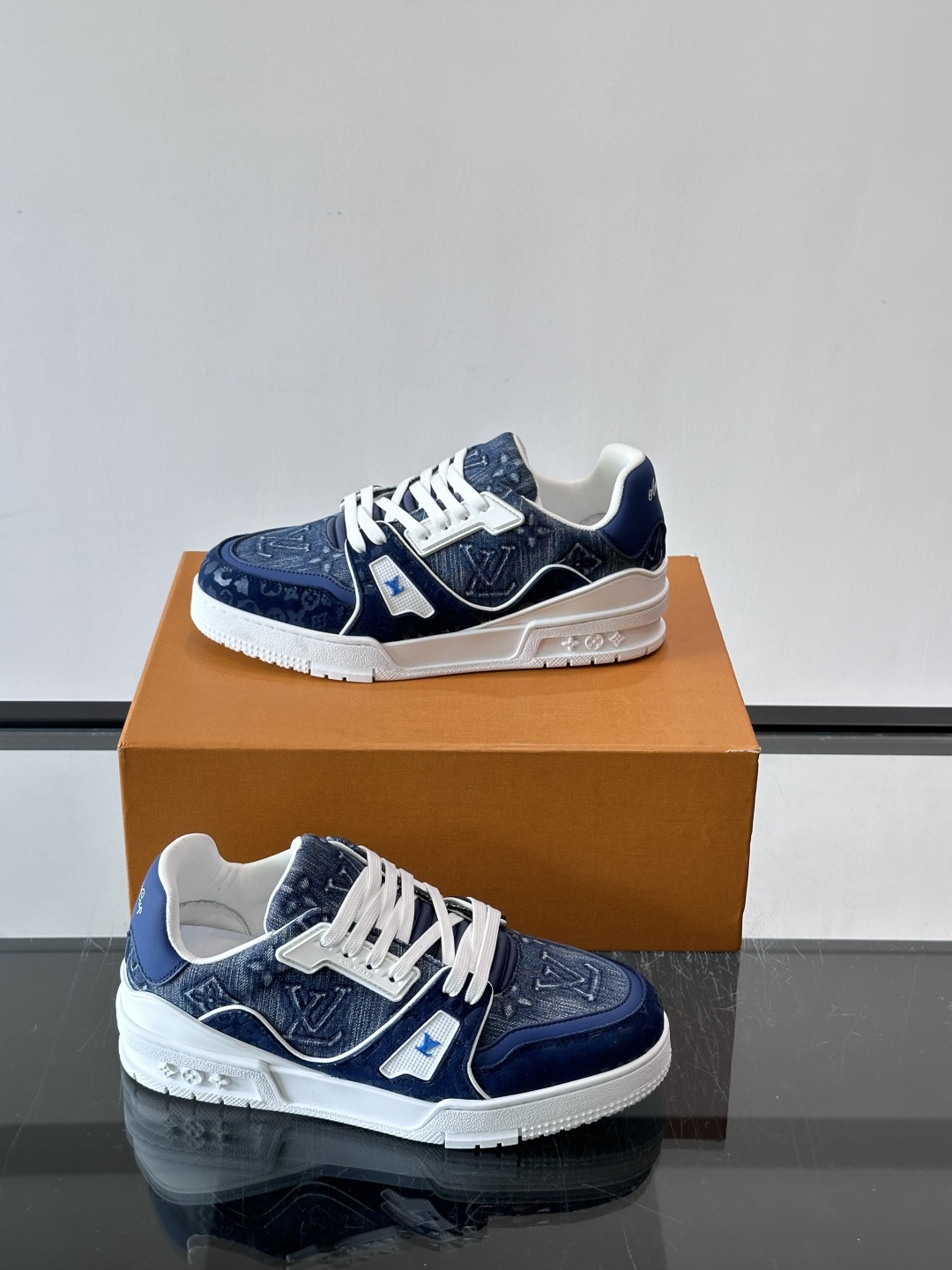 驴家 新配色 trainer运动鞋，本款 LV Trainer 运动鞋取材柔软粒面小牛皮，呈现纯净色调，后部#54标识追