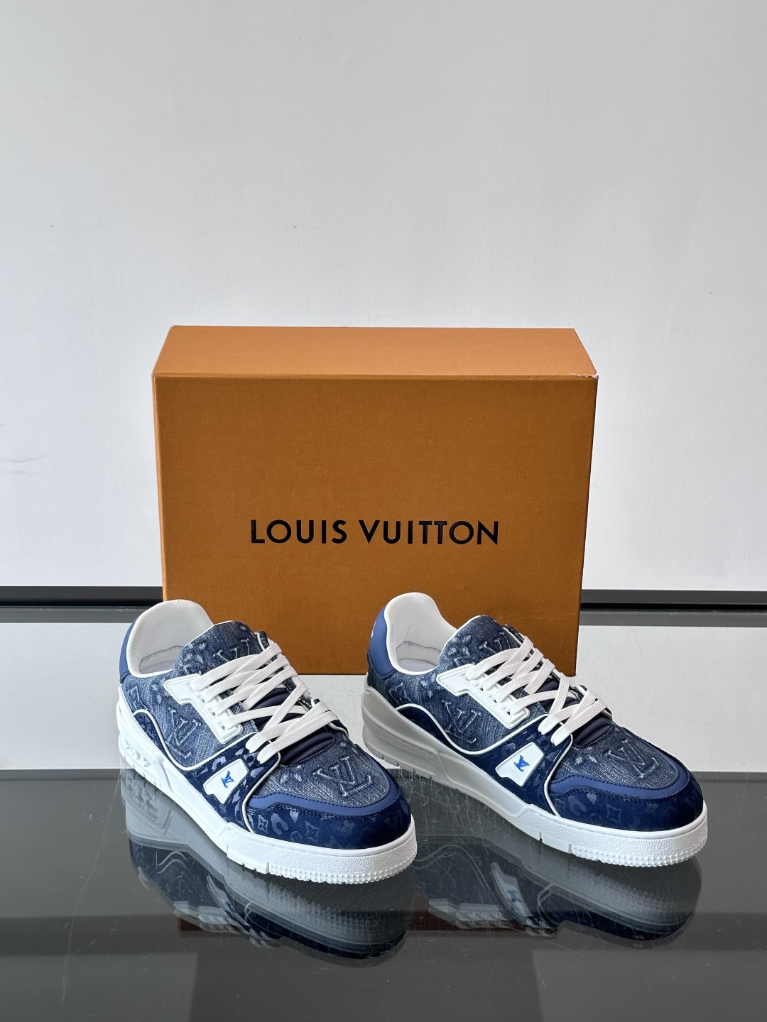 驴家 新配色 trainer运动鞋，本款 LV Trainer 运动鞋取材柔软粒面小牛皮，呈现纯净色调，后部#54标识追