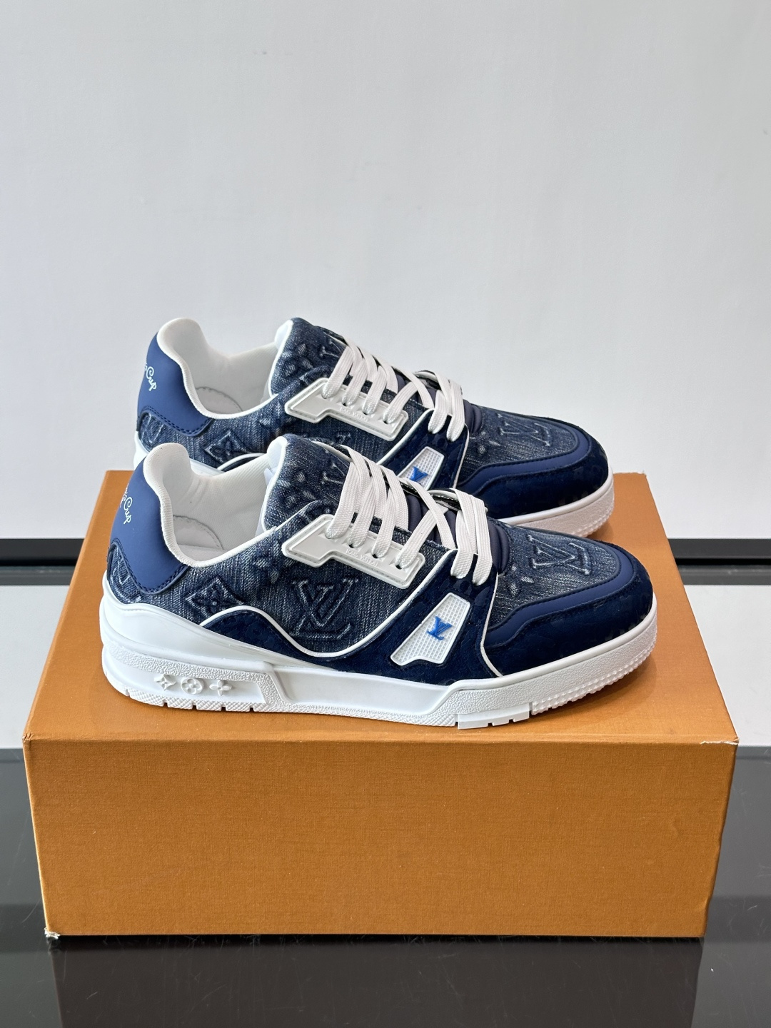 驴家 新配色 trainer运动鞋,本款 LV Trainer 运动鞋取材柔软粒面小牛皮,呈现纯净色调,后部#54标识追 驴家 新配色 trainer运动鞋,本款 LV Trainer 运动鞋取材柔软粒面小牛皮,呈现纯净色调,后部#54标识追