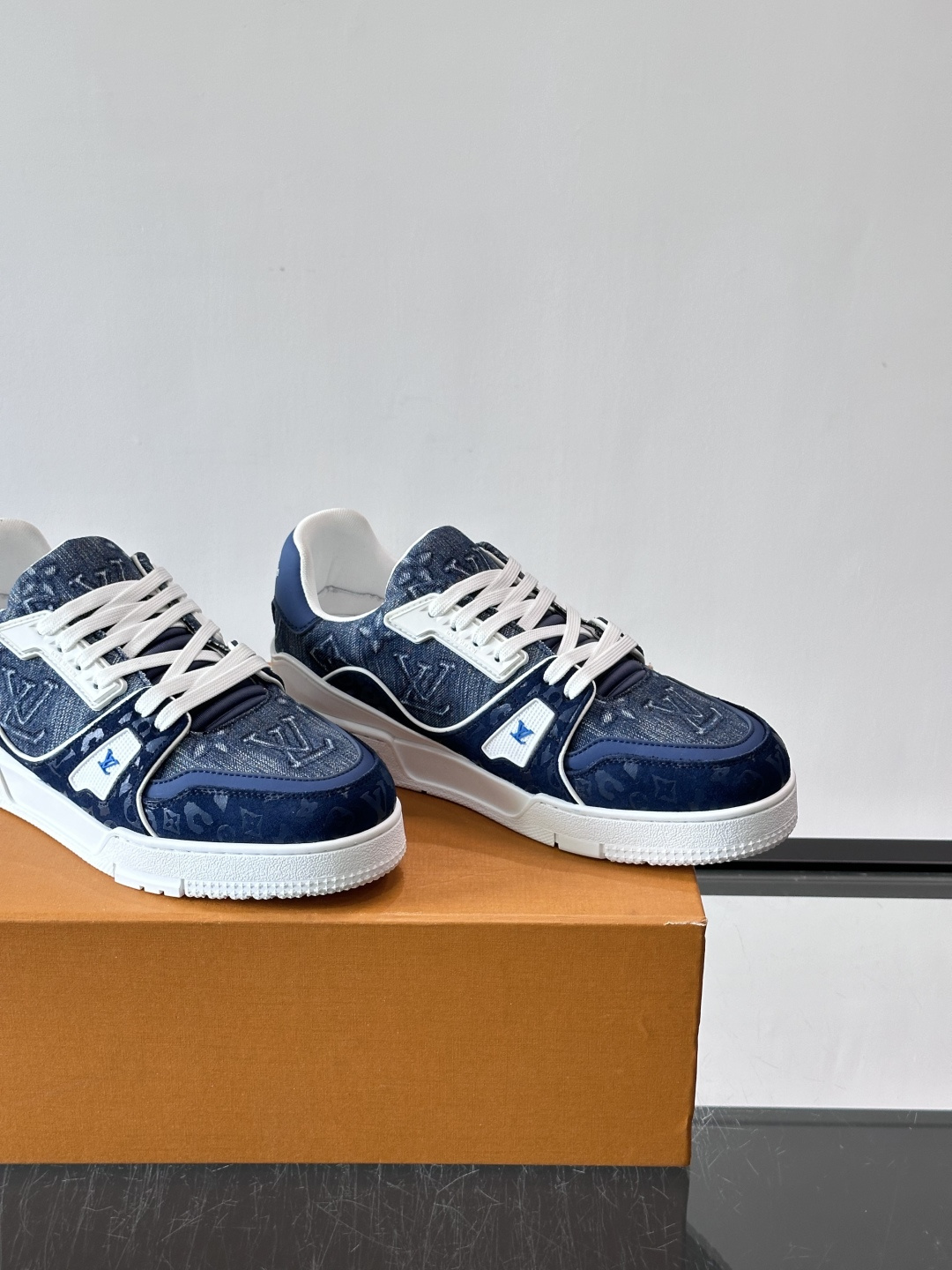 驴家 新配色 trainer运动鞋，本款 LV Trainer 运动鞋取材柔软粒面小牛皮，呈现纯净色调，后部#54标识追