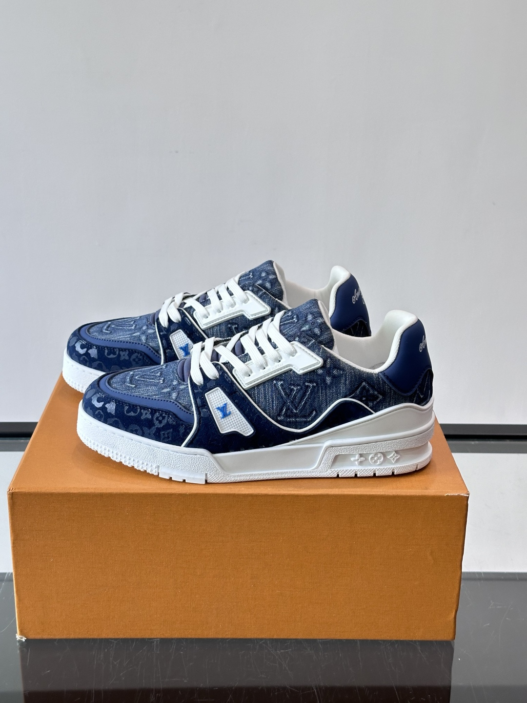 驴家 新配色 trainer运动鞋，本款 LV Trainer 运动鞋取材柔软粒面小牛皮，呈现纯净色调，后部#54标识追